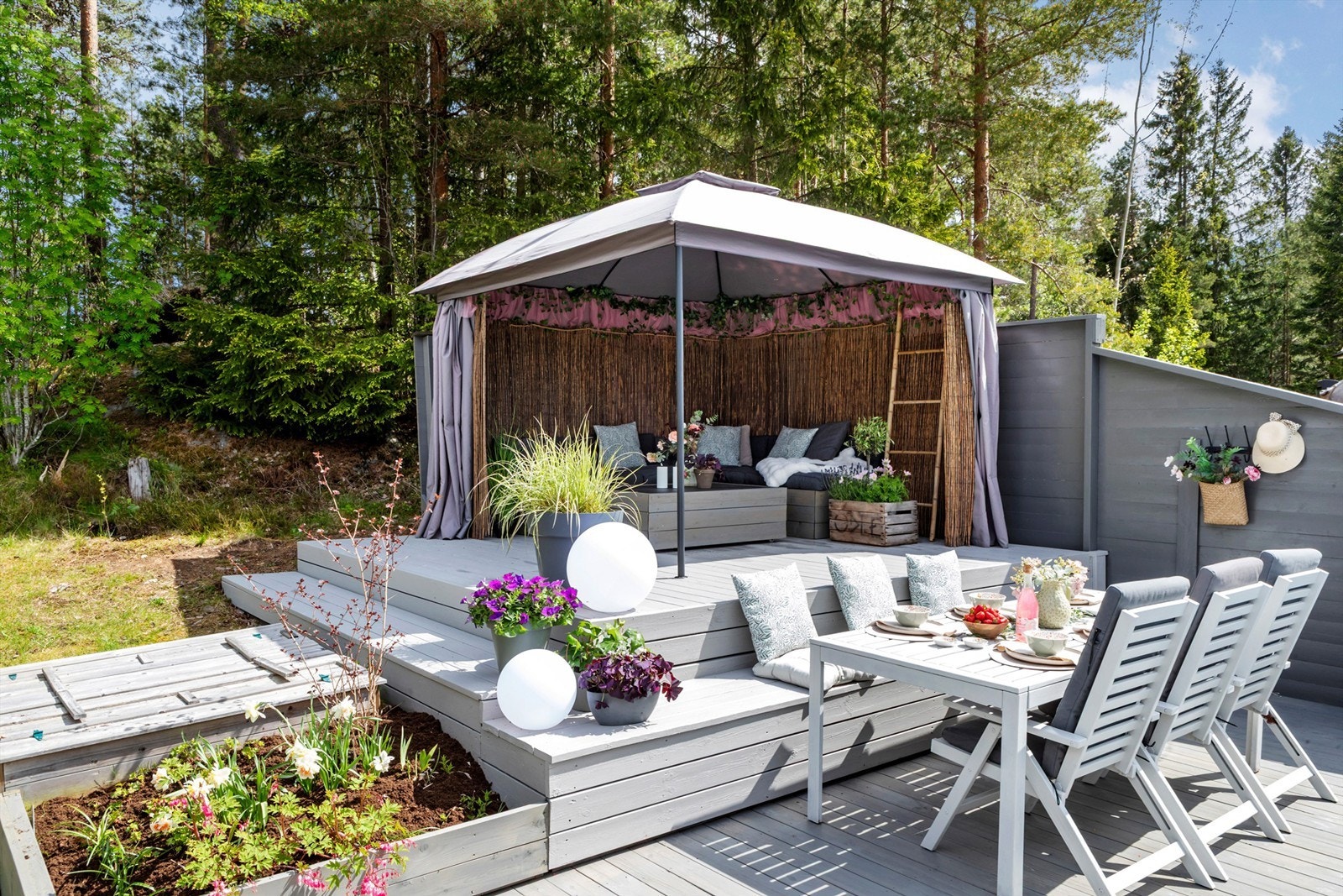 Den store terrassen på 128 m² er et av eiendommens høydepunkter, med et nedfelt og oppvarmet basseng. Galleribilde