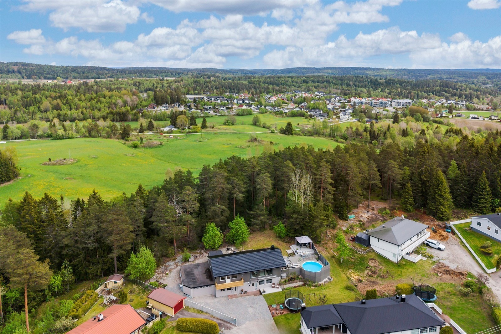 Eiendommen ligger høyt i terrenget med utsikt over nærområdet og skogen. Galleribilde