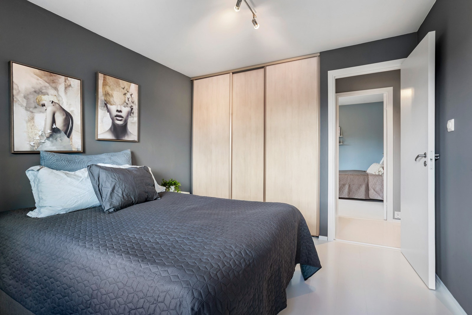 Hovedsoverommet har skyvedørsgarderobe. Galleribilde