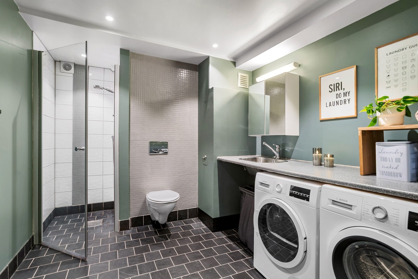 Badet i underetasjen er kombinert vaskerom med opplegg for vaskemaskin og tørketrommel. Rommet har gulvvarme. Galleribilde