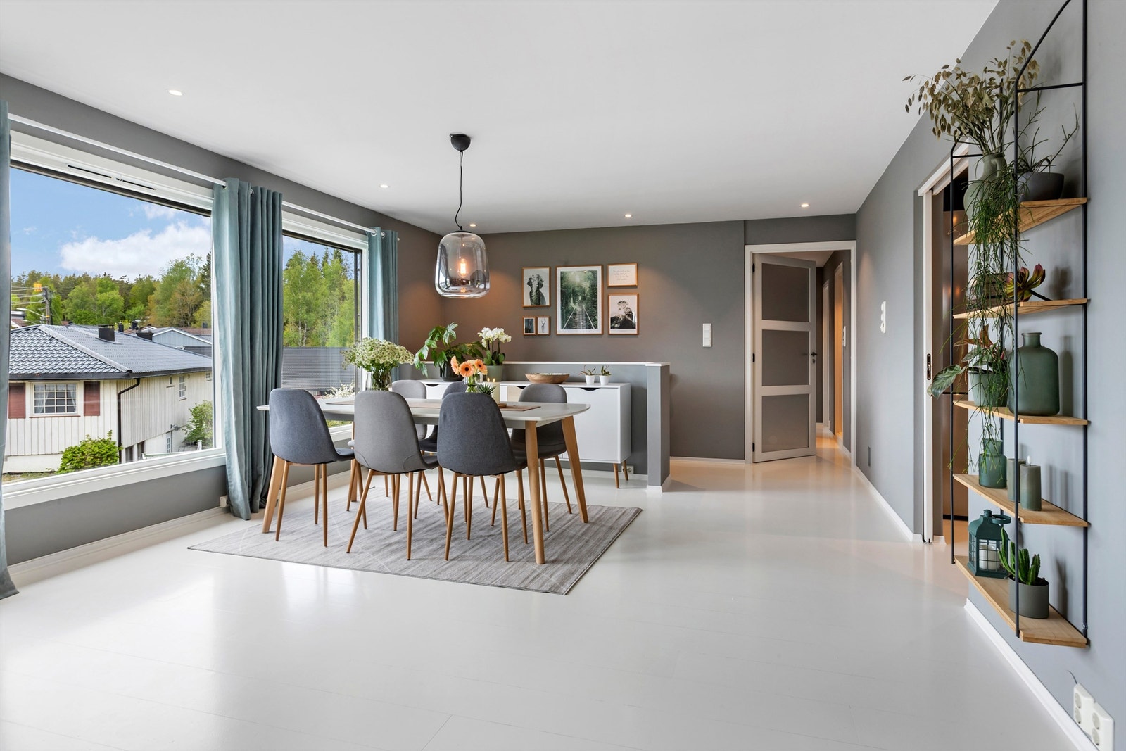 En gjennomgående og sosial planløsning i boligens hovedetasje. Galleribilde