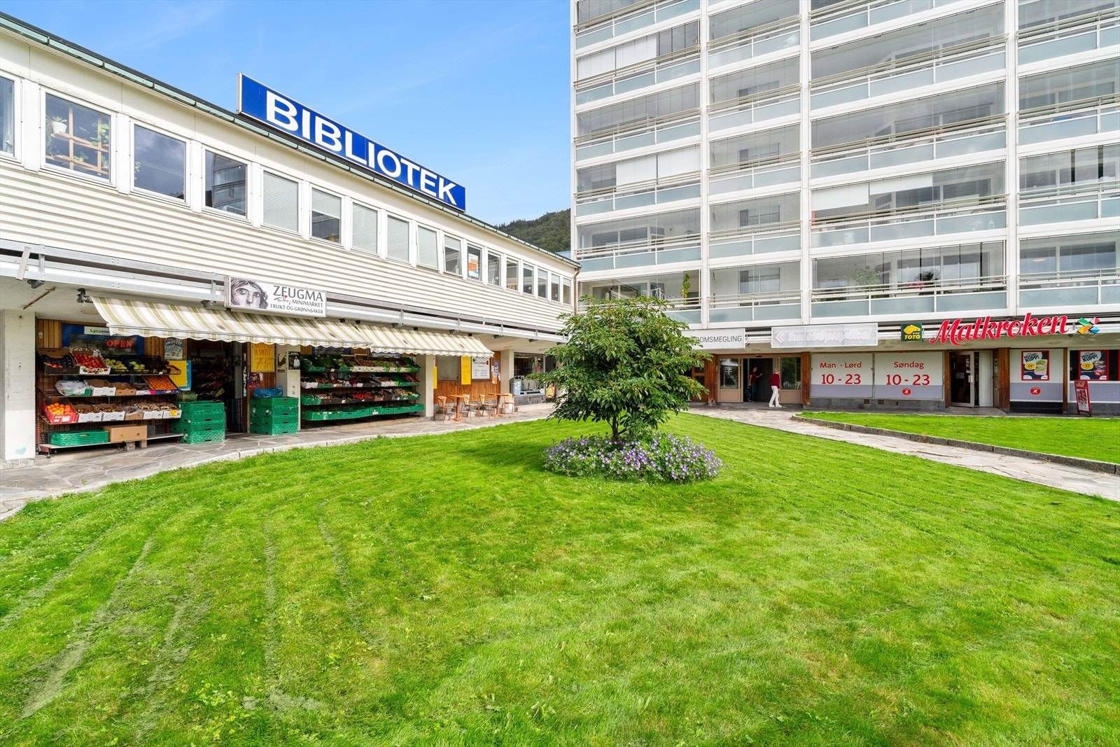 Få hundre meter til Landåstorget med Treningssenter, frisør, matbutikk, bibliotek m.m. Galleribilde