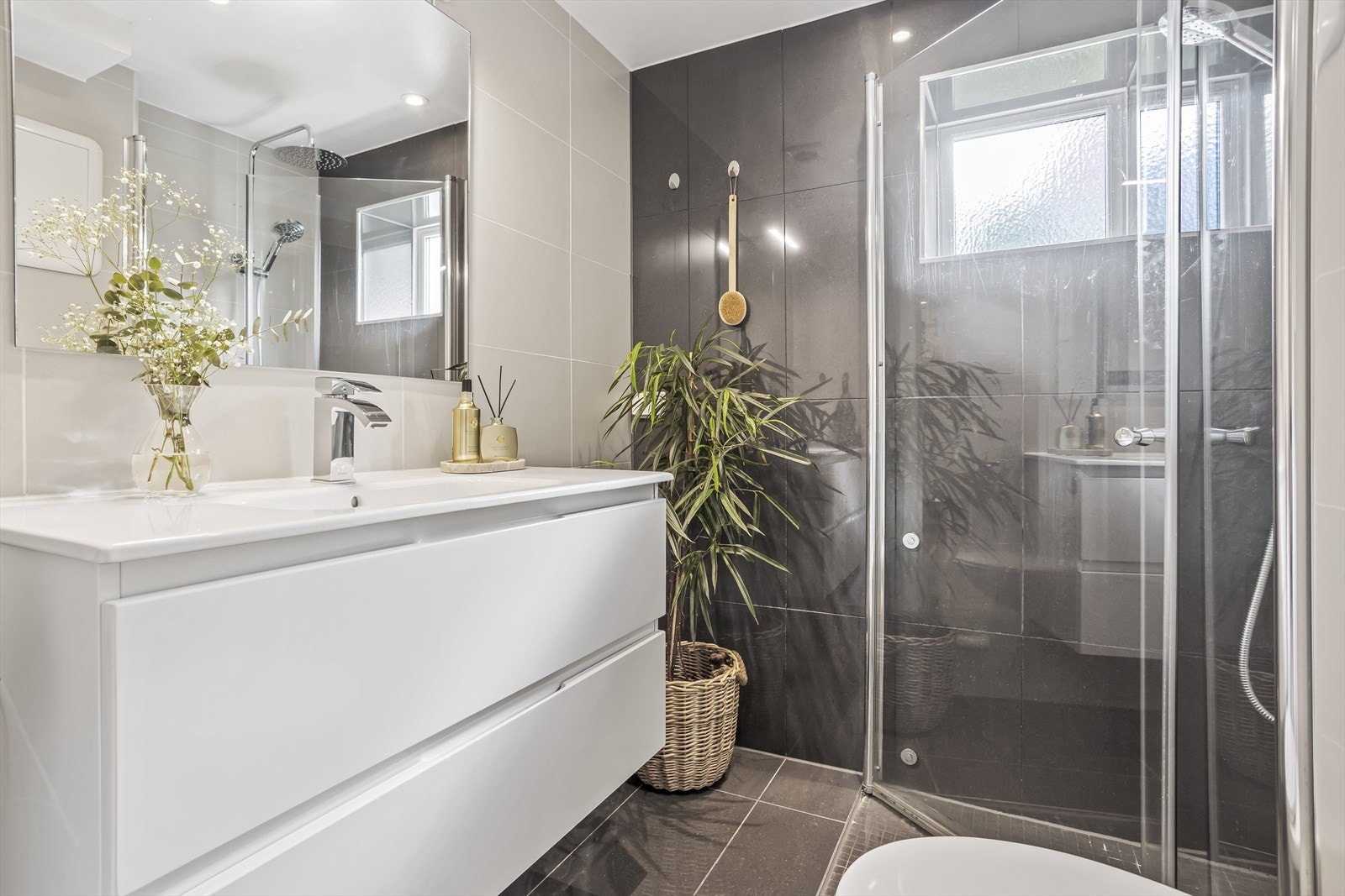 Badet ble renovert i 2017. I 2025 ble det oppgradert med nytt blandebatteri og dusjgarnityr.
Badet har keramiske fliser på gulv og vegger, med mosaikkfliser i dusjsonen. Himlingen er utført med malt platekledning og innfelte spotlights. Galleribilde