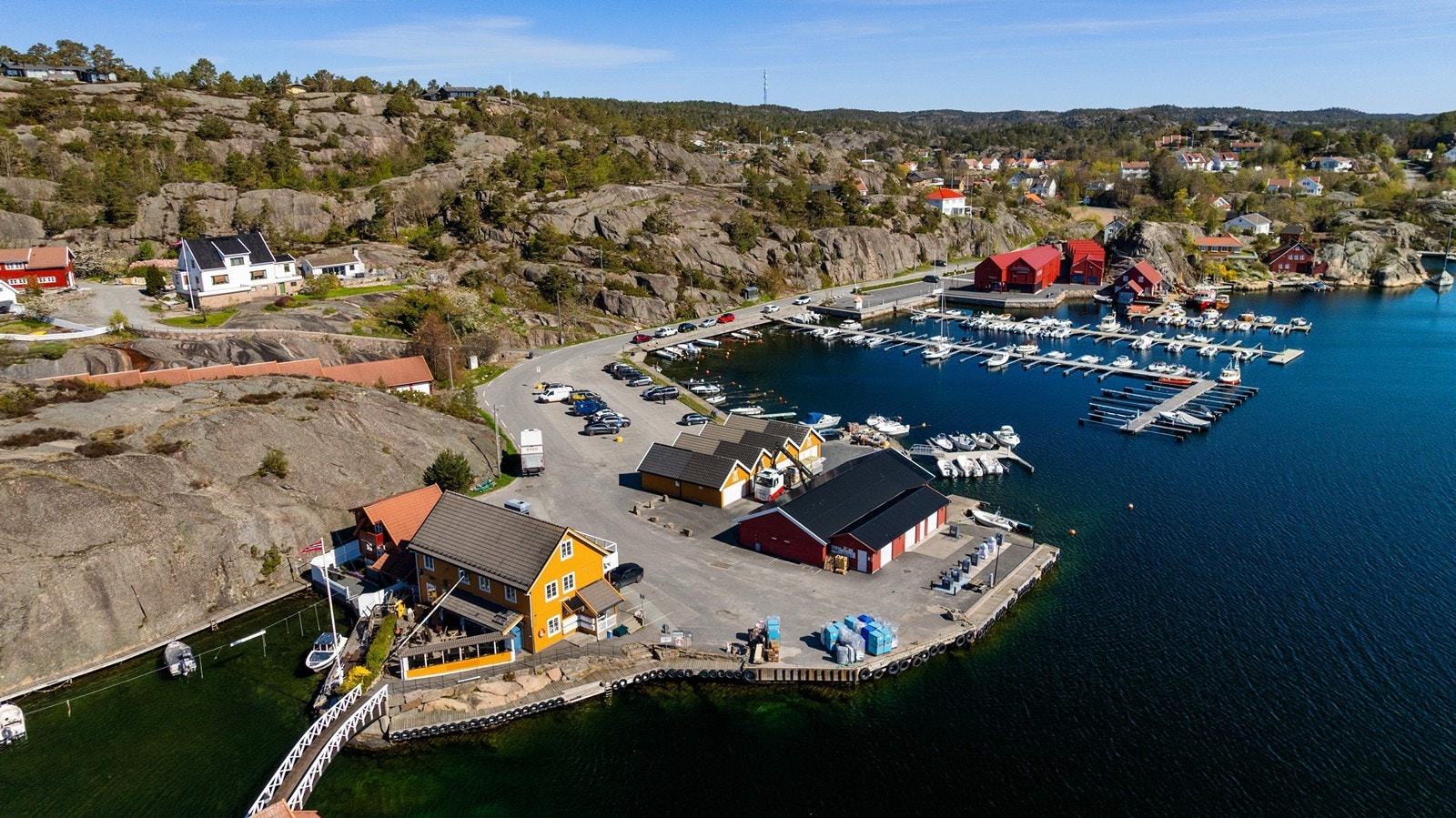 På Gjeving finner man også den populære restauranten Båtbua, som er et hyggelig samlingssted med servering. Her er det også tilgang til avfall og avfallshåndtering. Galleribilde