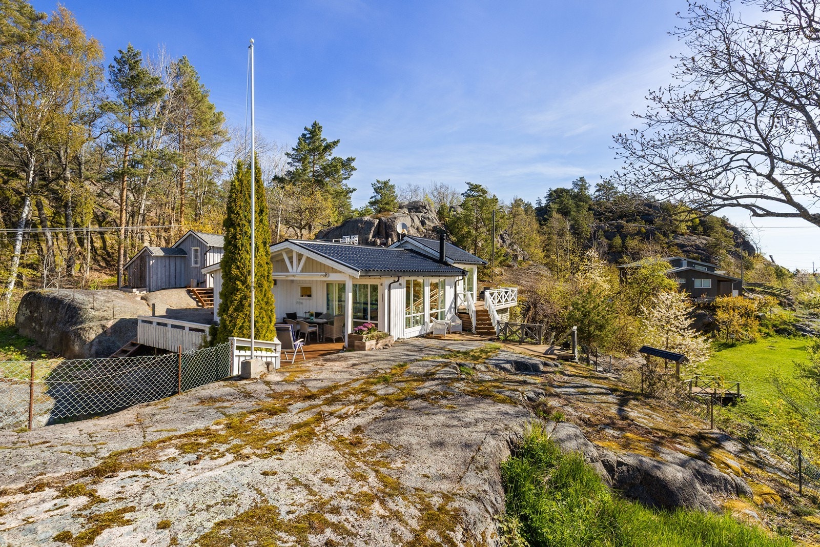 Soloppgangen begynner ca. 06 om morgenen og skinner hele dagen frem til solnedgangen i rundt 21:30 tiden om sommeren. Galleribilde