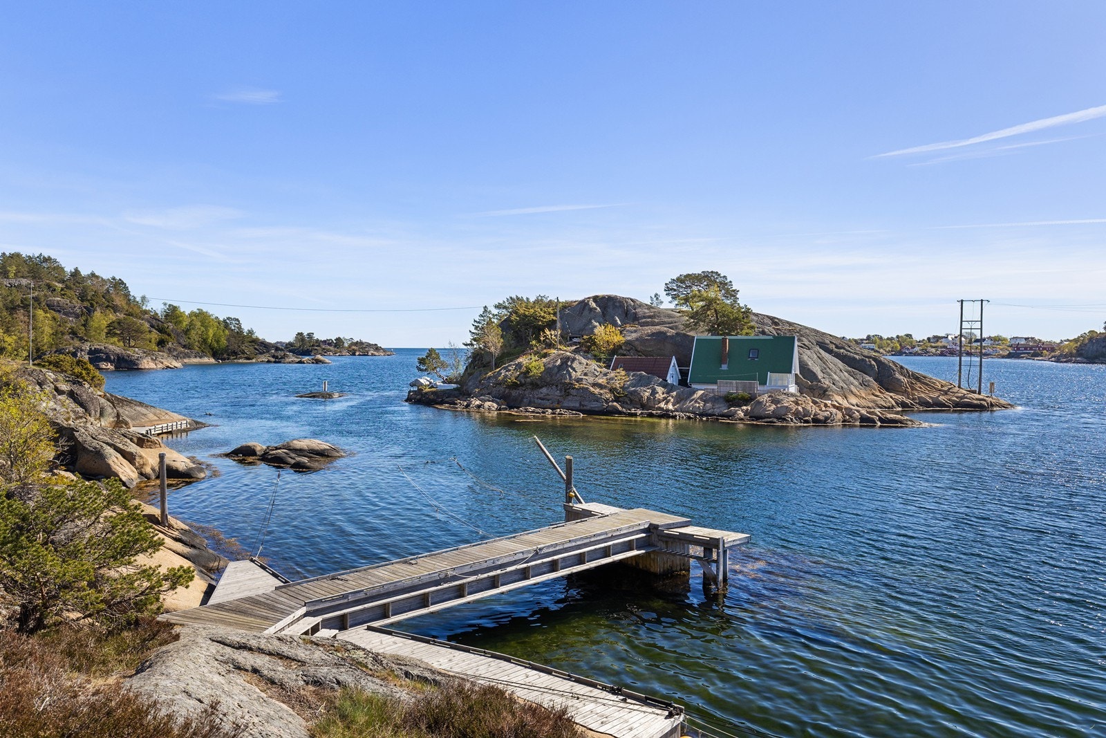 Med hytten følger det båtplass like ved - et fantastisk utgangspunkt for ferdsel i vakker skjærgård med bl.a. få minutter til Lyngør og Gjeving med flotte turmuligheter, restauranter, kro og dagligvare. Galleribilde