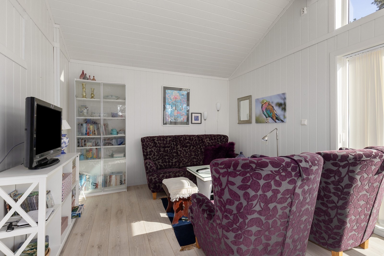 Fin og lys stue som har god størrelse og flere møbleringsmuligheter. Galleribilde