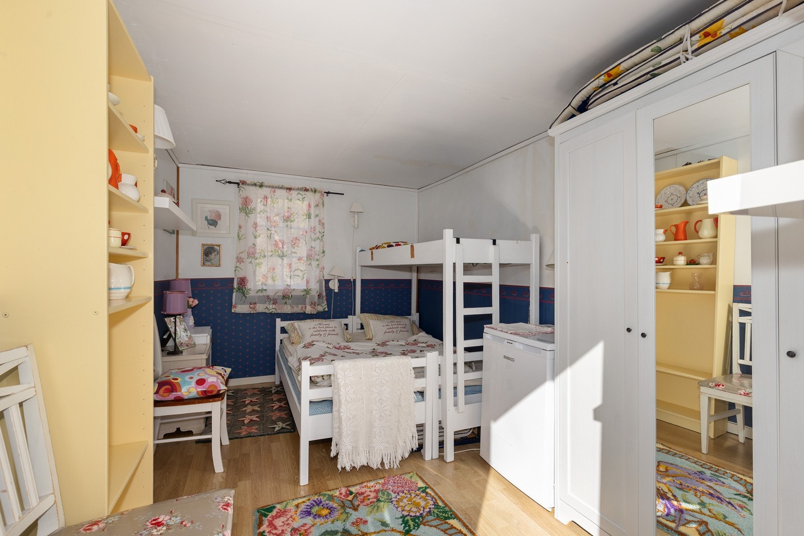 Soverom i uthus/anneks med god plass til seng og øvrig inventar. Galleribilde