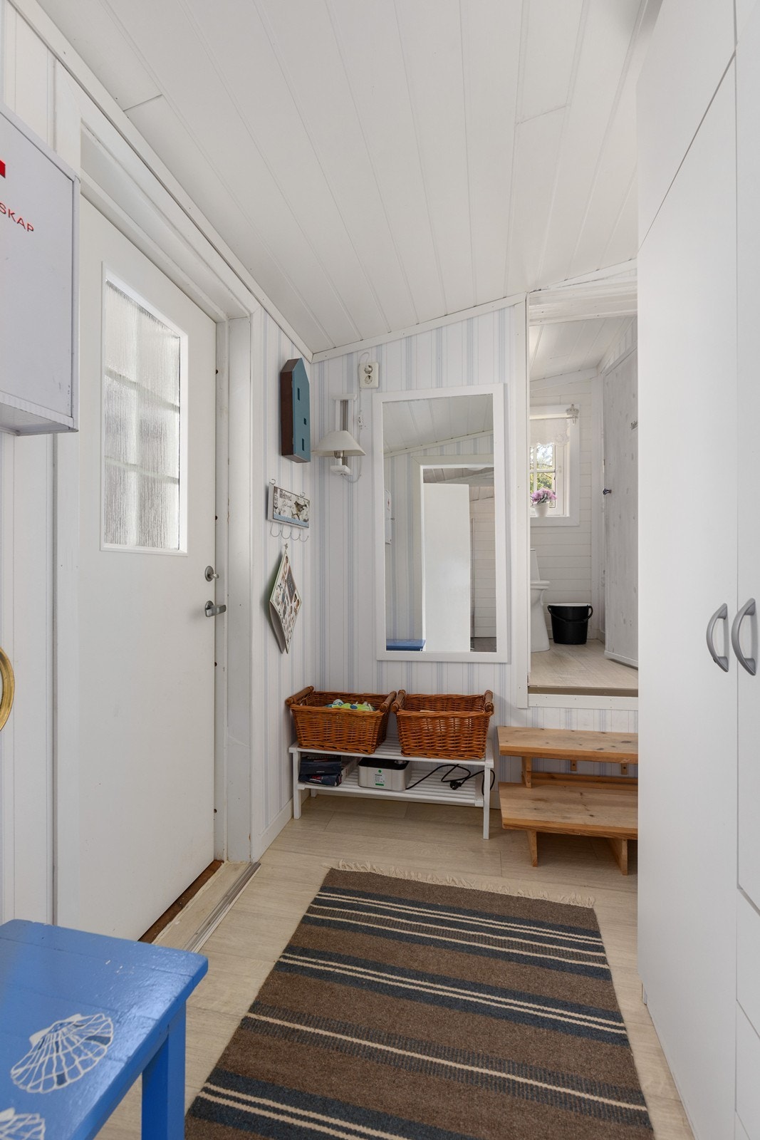 Hyggelig og lys entré. Her er det masse plass til å sette fra seg sko og yttertøy. Galleribilde