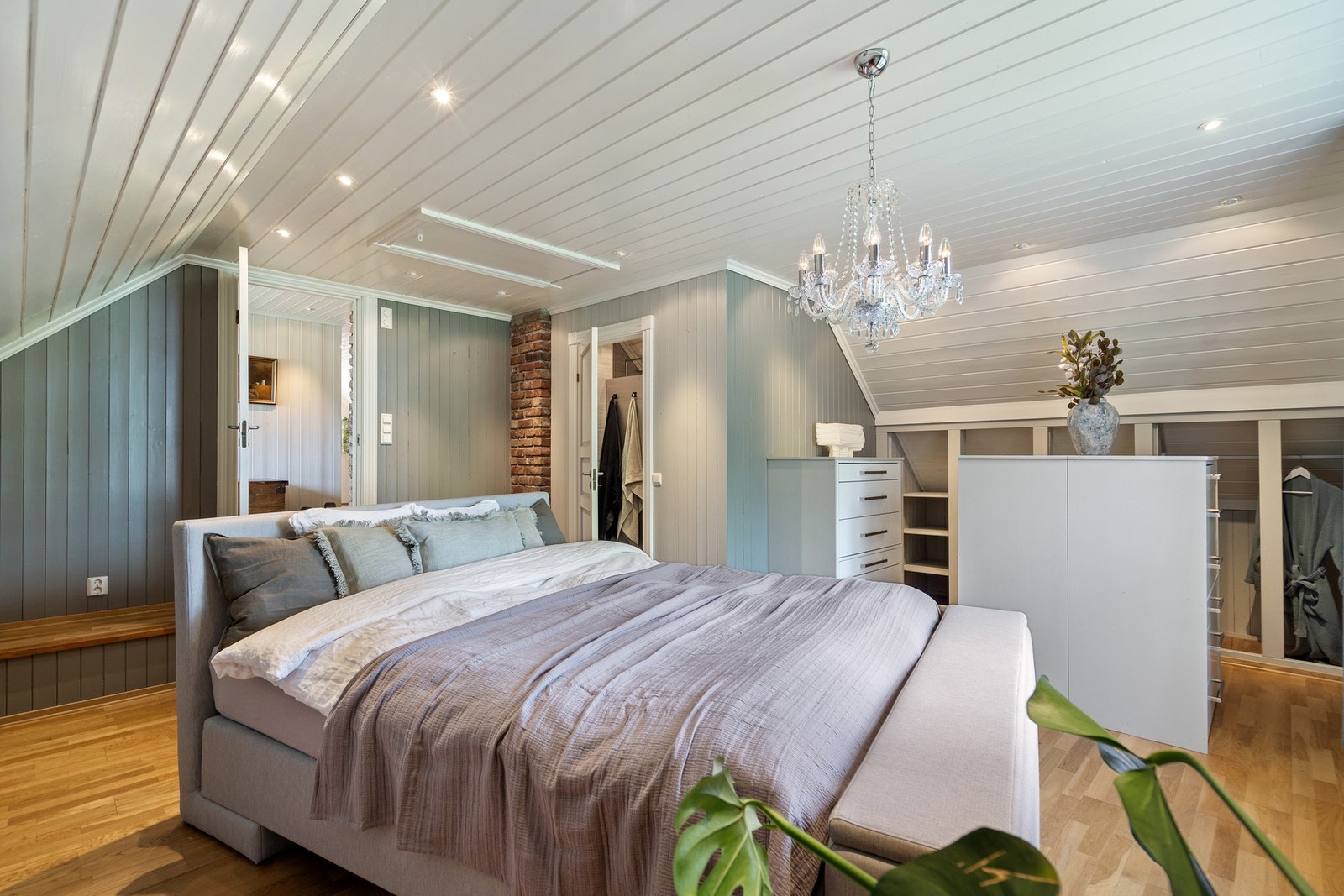 Eksklusivt hovedsoverom med romslig ensuite-løsning, plassbygget garderobe og elegant utforming Galleribilde