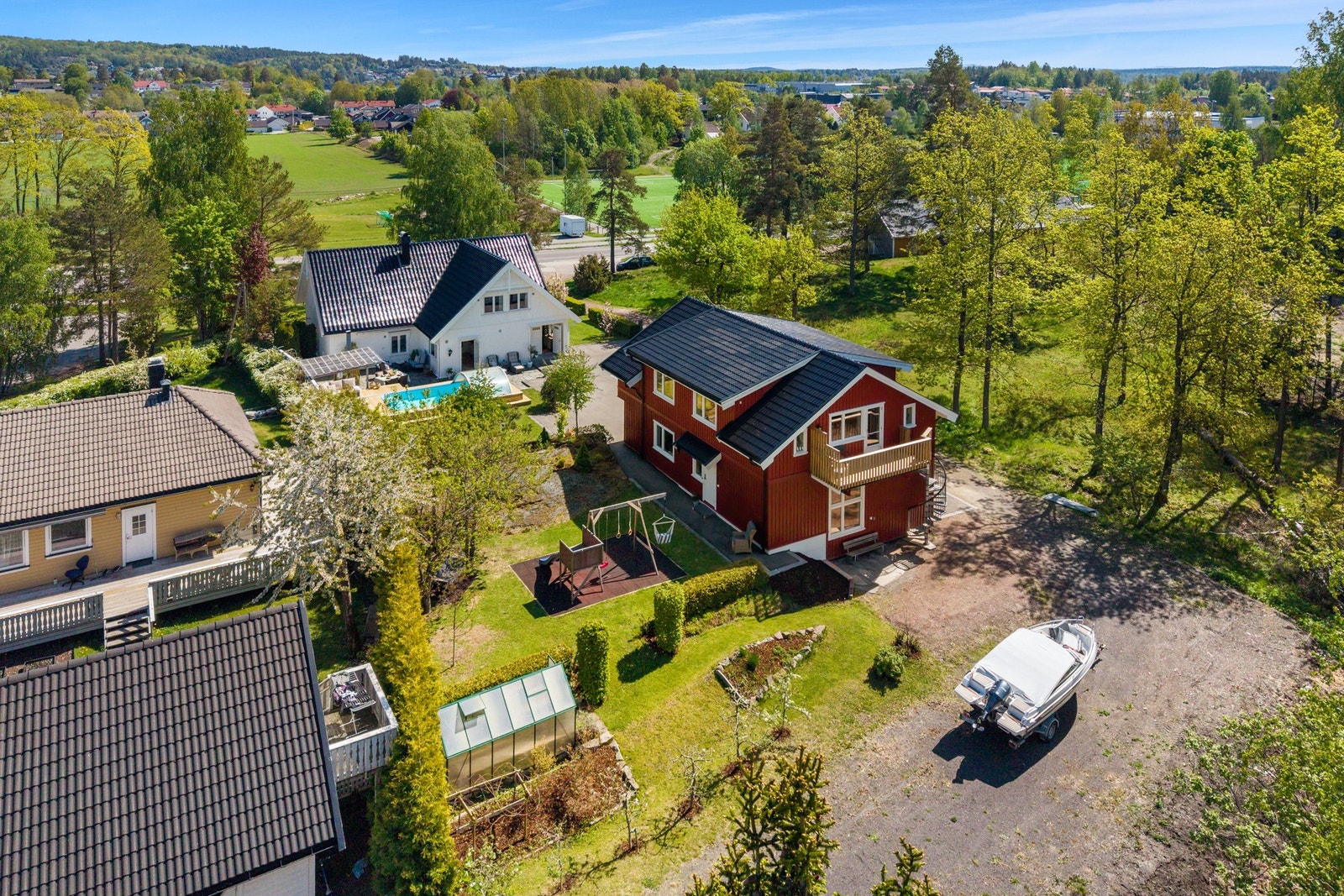 Stor og skjermet tomt omgitt av grønne omgivelser gir en privat og rolig atmosfære samtidig som man bor sentralt og familievennlig. Galleribilde