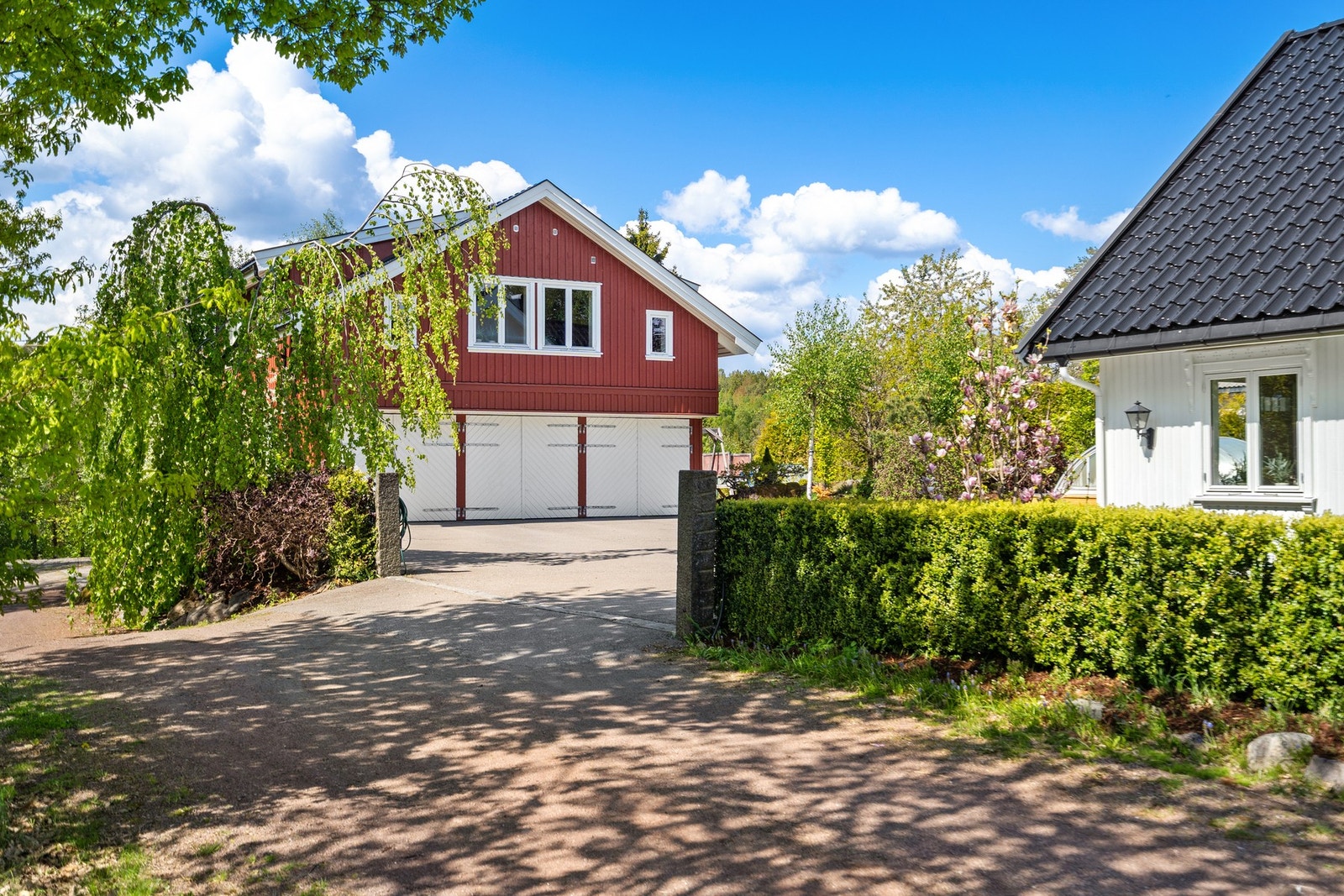 Eiendommen byr på en privat og idyllisk atmosfære med gjennomført uteområde og svært gode solforhold. Galleribilde