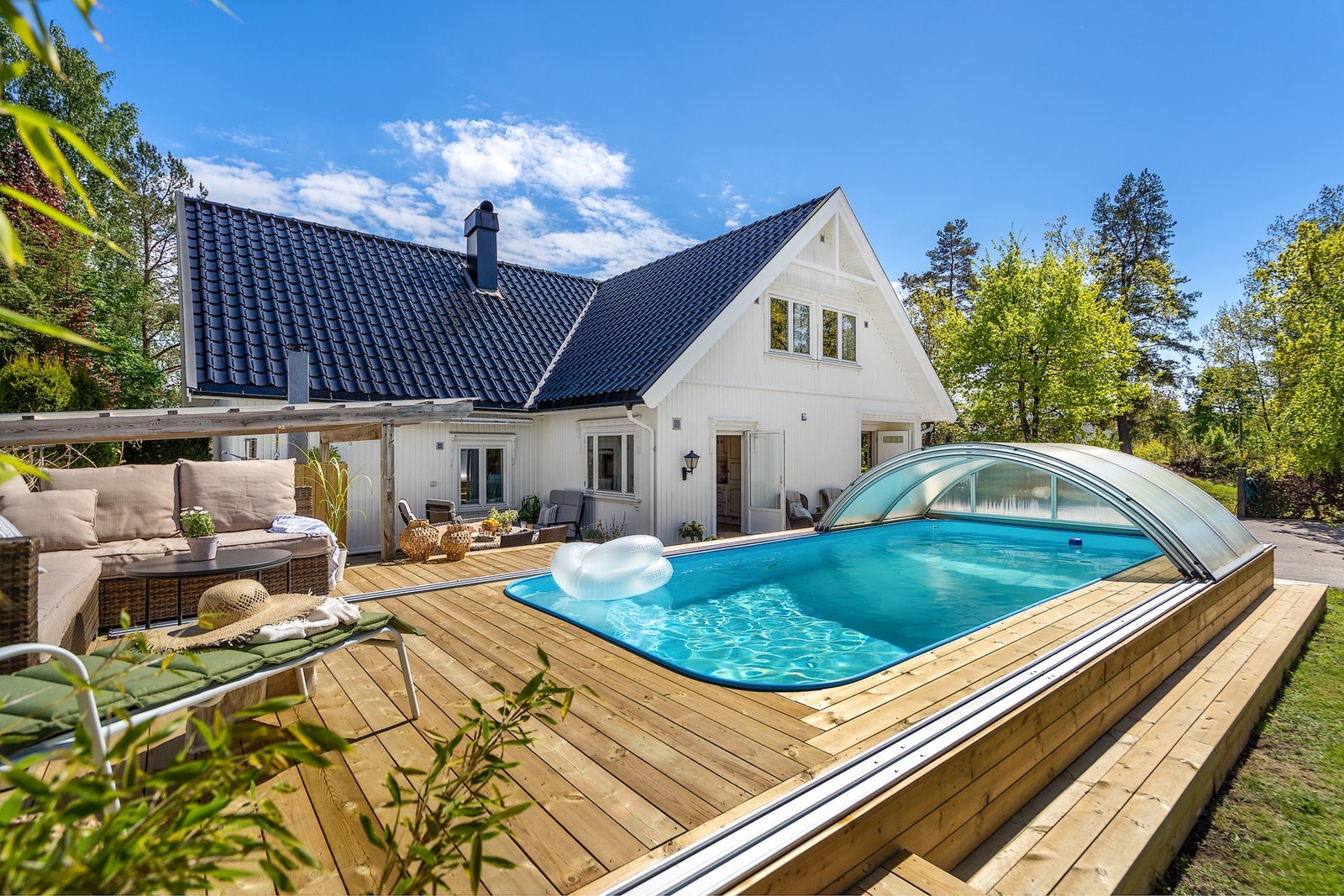 Flott og innbydende uteområde med stor terrasse og nedsenket basseng som skaper en privat og eksklusiv feriefølelse hjemme. Galleribilde