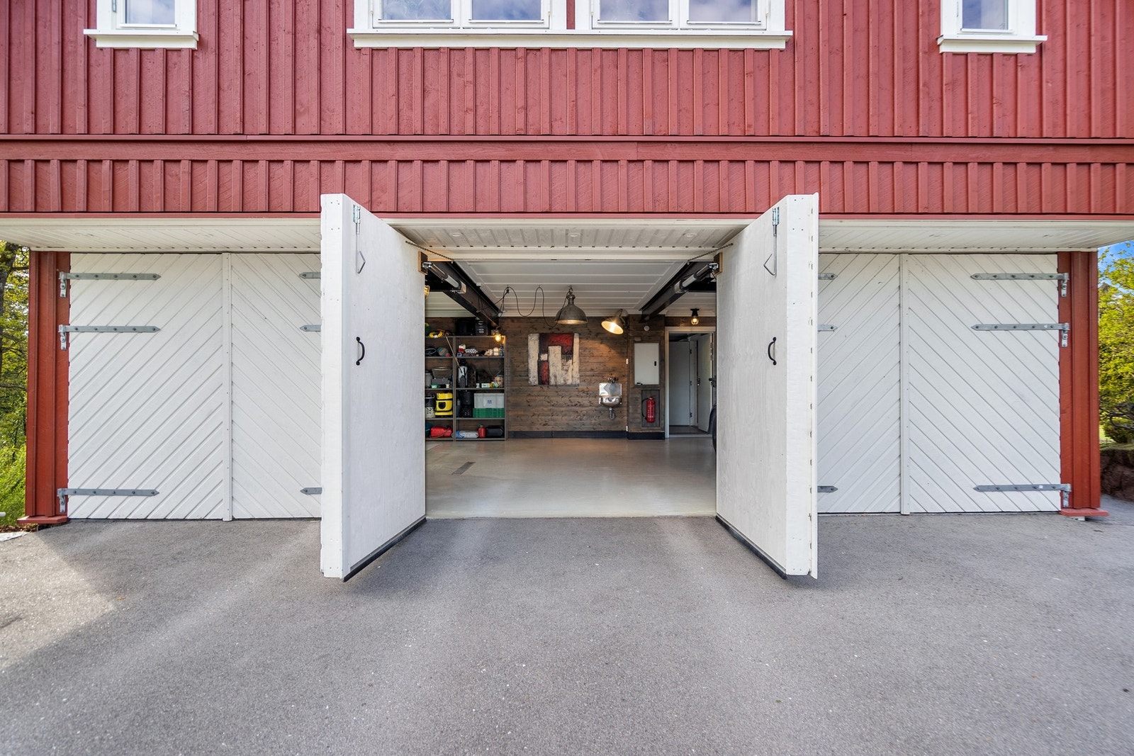 Stor og gjennomført trippelgarasje med god takhøyde, praktiske porter og rikelig med plass til både biler, hobbyprosjekter og oppbevaring. Galleribilde