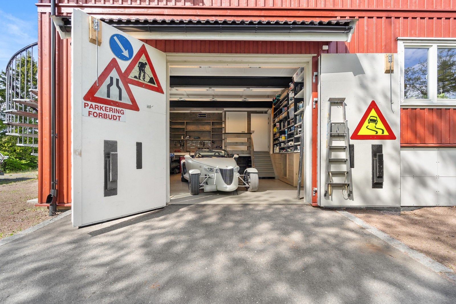 Garasjen fremstår svært velholdt med solide materialvalg, gode arbeidsflater og gjennomført belysning som gir et profesjonelt preg. Dette er en drøm for bilentusiasten eller den som ønsker ekstra god plass til prosjekter og oppbevaring. Galleribilde