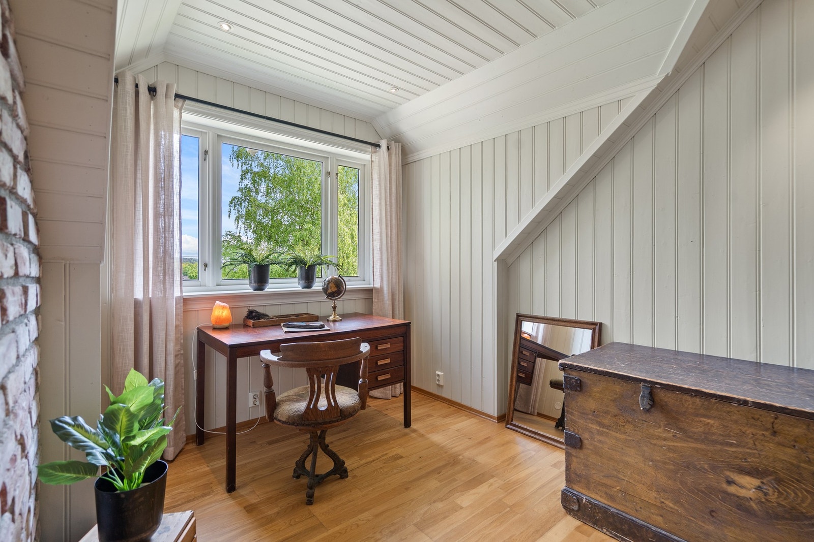 Her får man en lun og moderne atmosfære med fine materialvalg, god plass og gjennomført design. Galleribilde