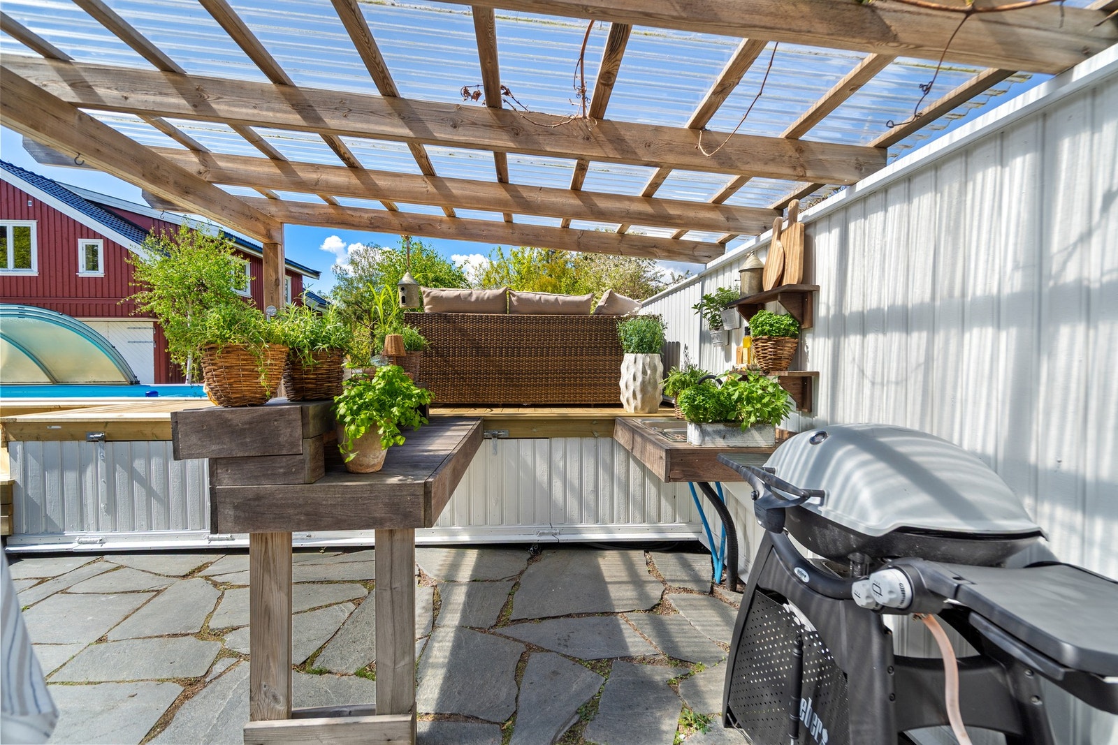 Praktisk og hyggelig uteområde med pergola, grillplass/utekjøkken og gode soner for matlaging og sosiale sammenkomster. Galleribilde