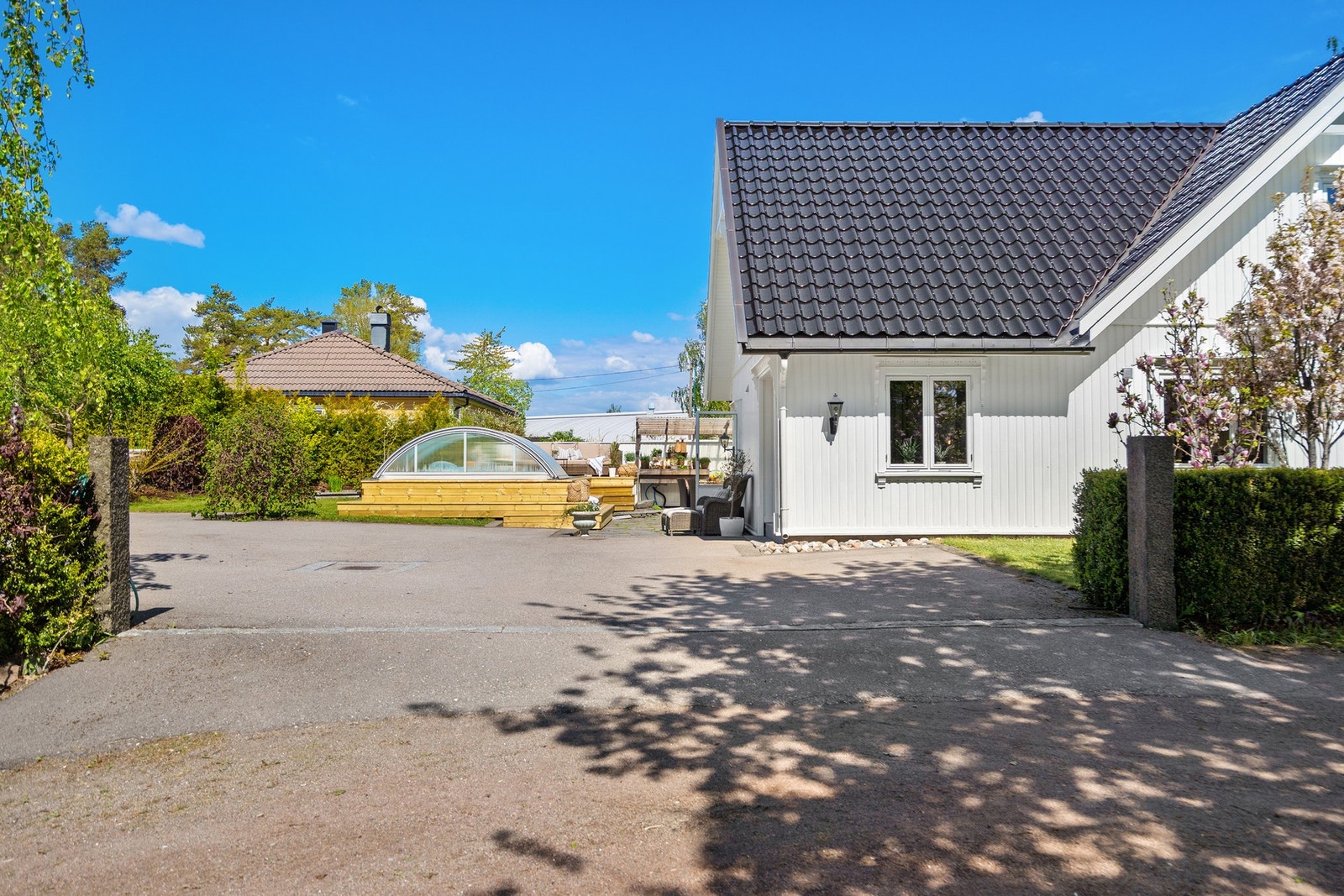 Boligen fremstår svært velholdt med gjennomført beplantning, bassengområde og gode solforhold som skaper en privat og eksklusiv atmosfære. Galleribilde