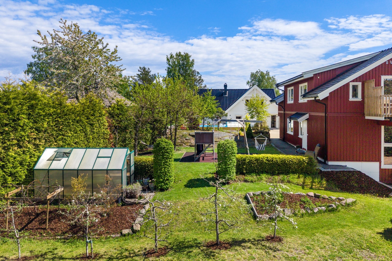 Stor og velstelt hage med flotte grøntområder, vakker beplantning og gode solforhold. Galleribilde