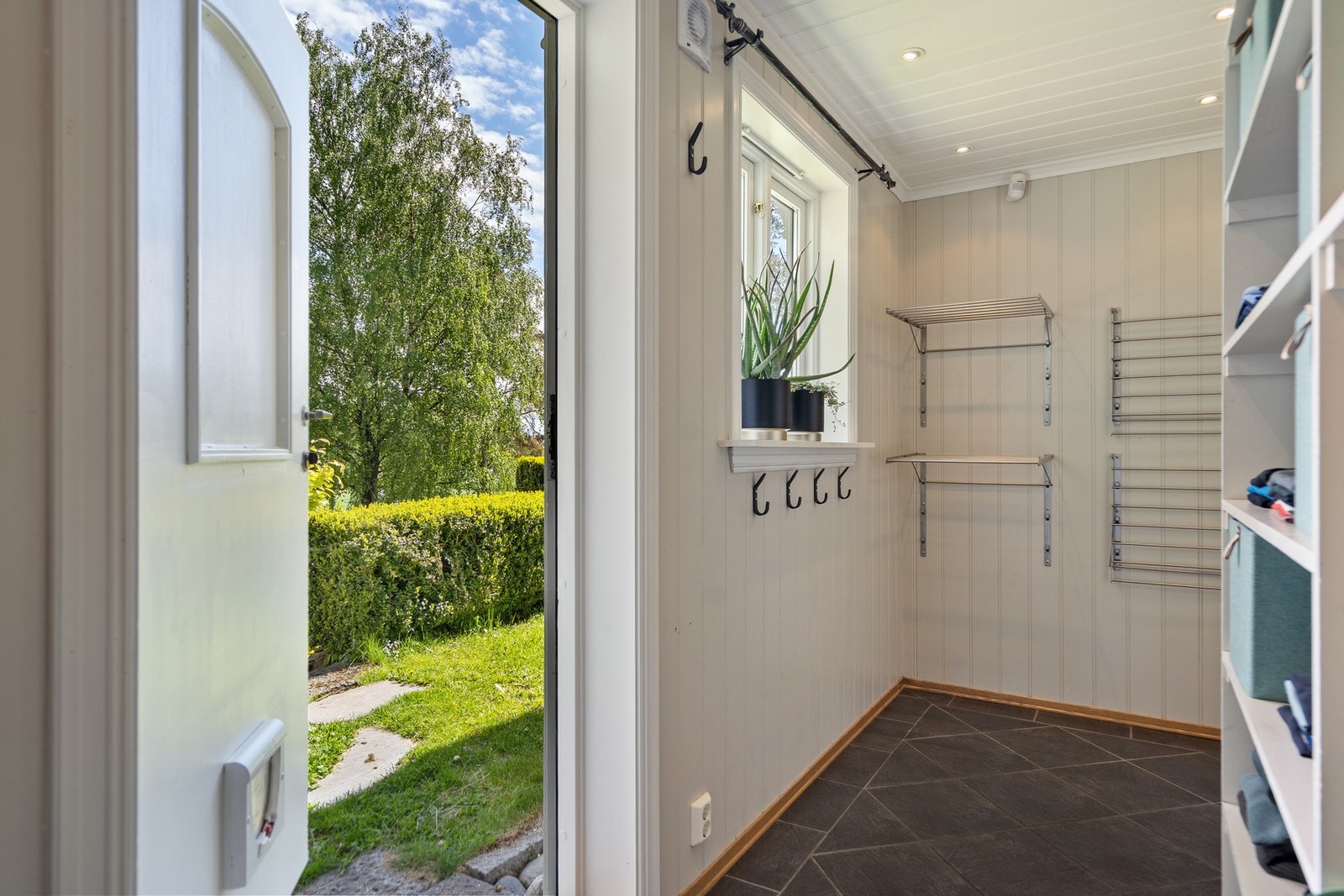 Vaskerom med direkte utgang til hagen Galleribilde