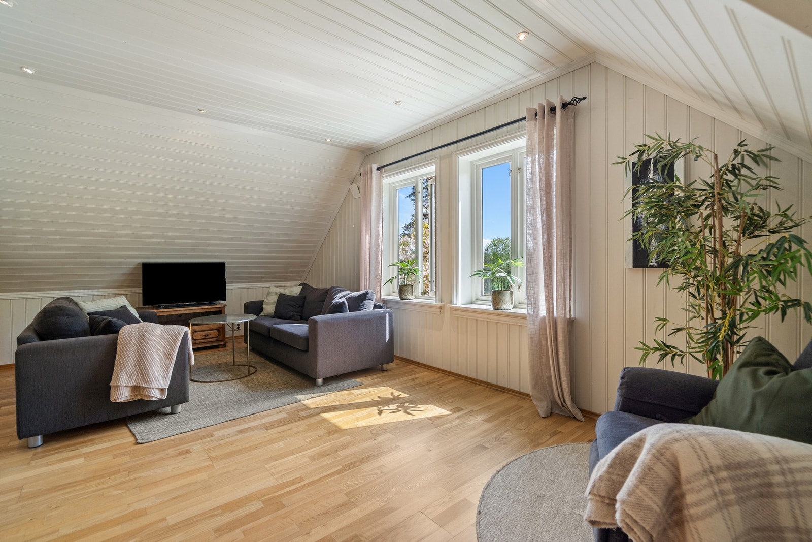 Rommet byr på gode møbleringsmuligheter og fungerer perfekt som ekstra TV-stue, oppholdsrom eller ungdomsavdeling. Galleribilde