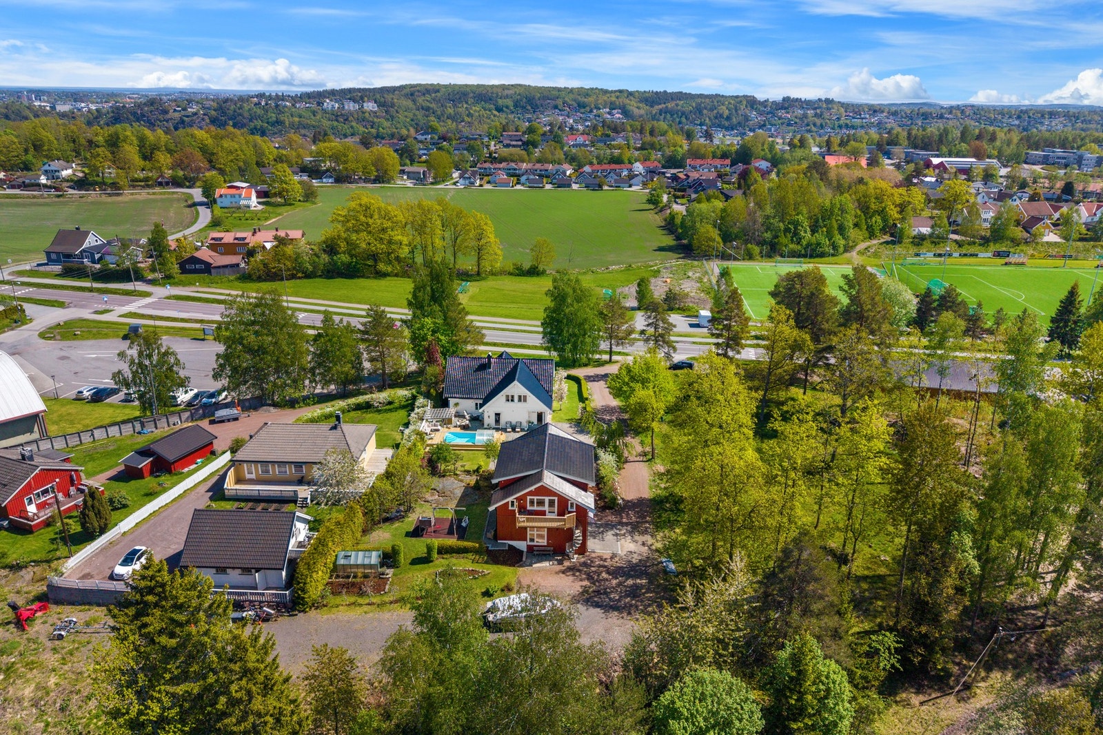 Eiendommen har en attraktiv beliggenhet med kort vei til skole, idrettsanlegg, butikk og flotte friluftsområder. Galleribilde