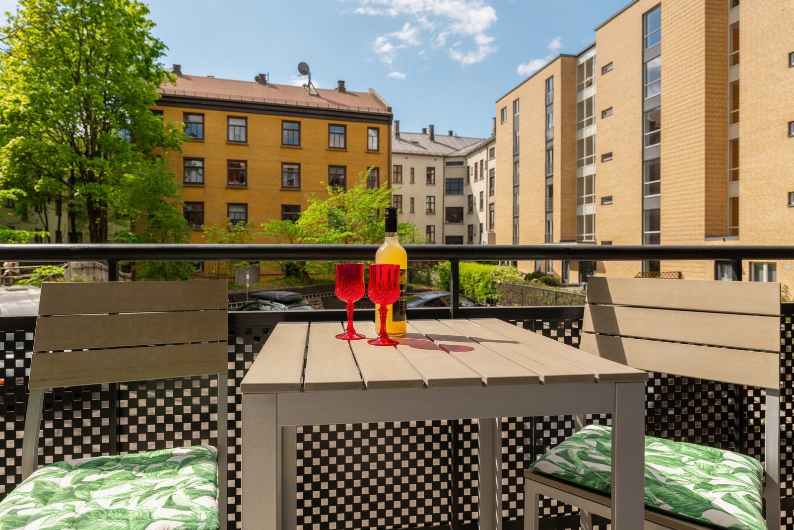 Fra stuen har du utgang til en solrik sydvendt balkong på 5m² som er fin på varme sommerdager. Galleribilde