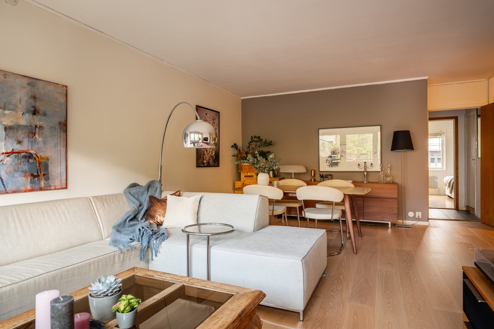 Stuen er romslig med god plass til sofagruppe med salongbord, mediemøblement med tv og et stort spisebord. Galleribilde