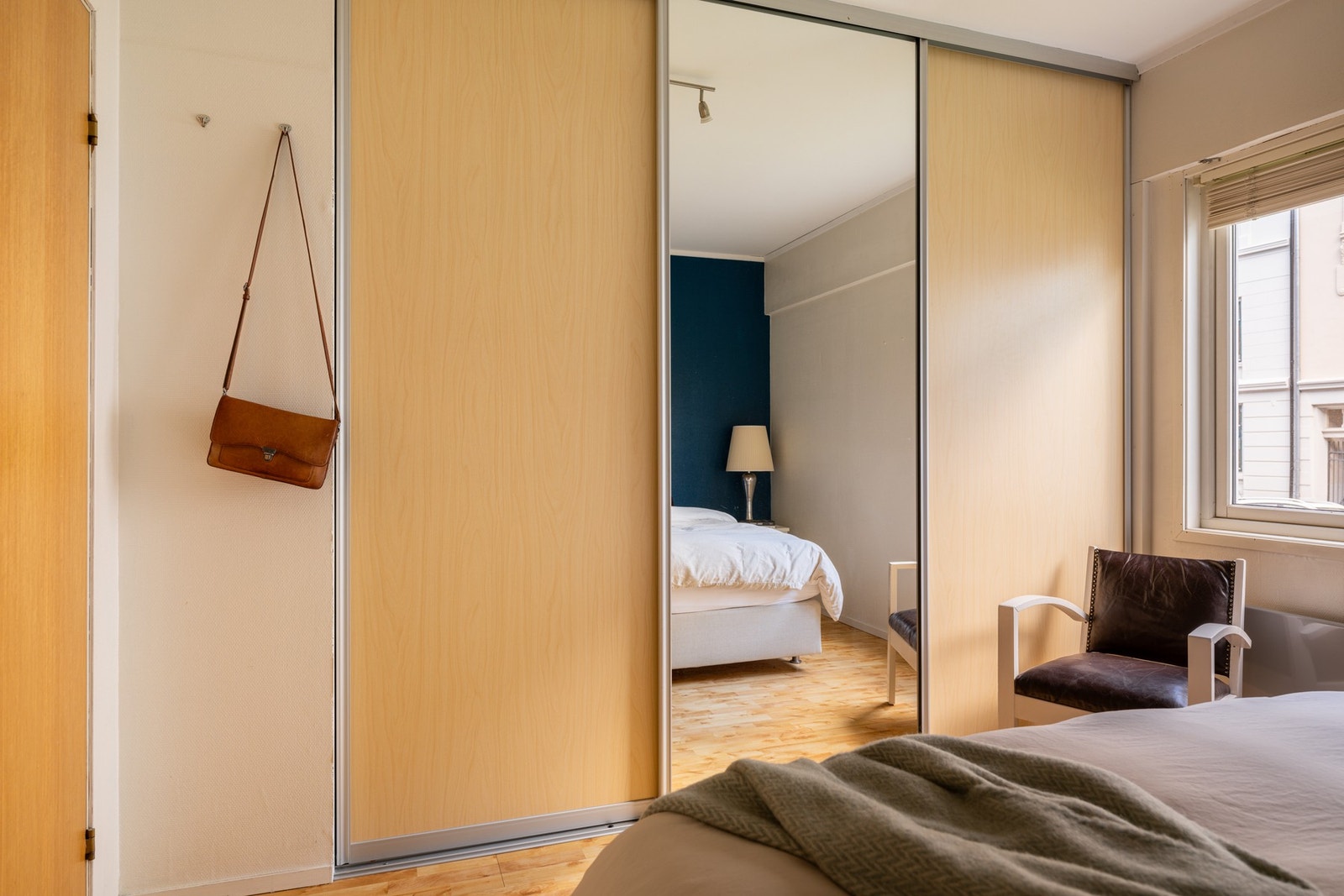 På soverommet har du rikelig med oppbevaringsplass i stor plassbygget skyvedørsgarderobe. Galleribilde