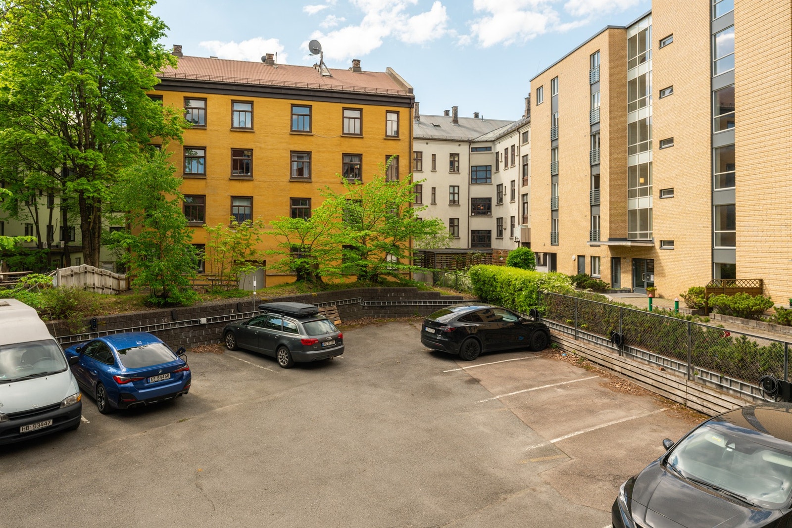 Sameiet leier ut p-plasser i bakgård til kr 400/mnd. Plassene har lademulighet. Pt er det ingen på venteliste og selgers plass blir ledig ifm salget. Galleribilde