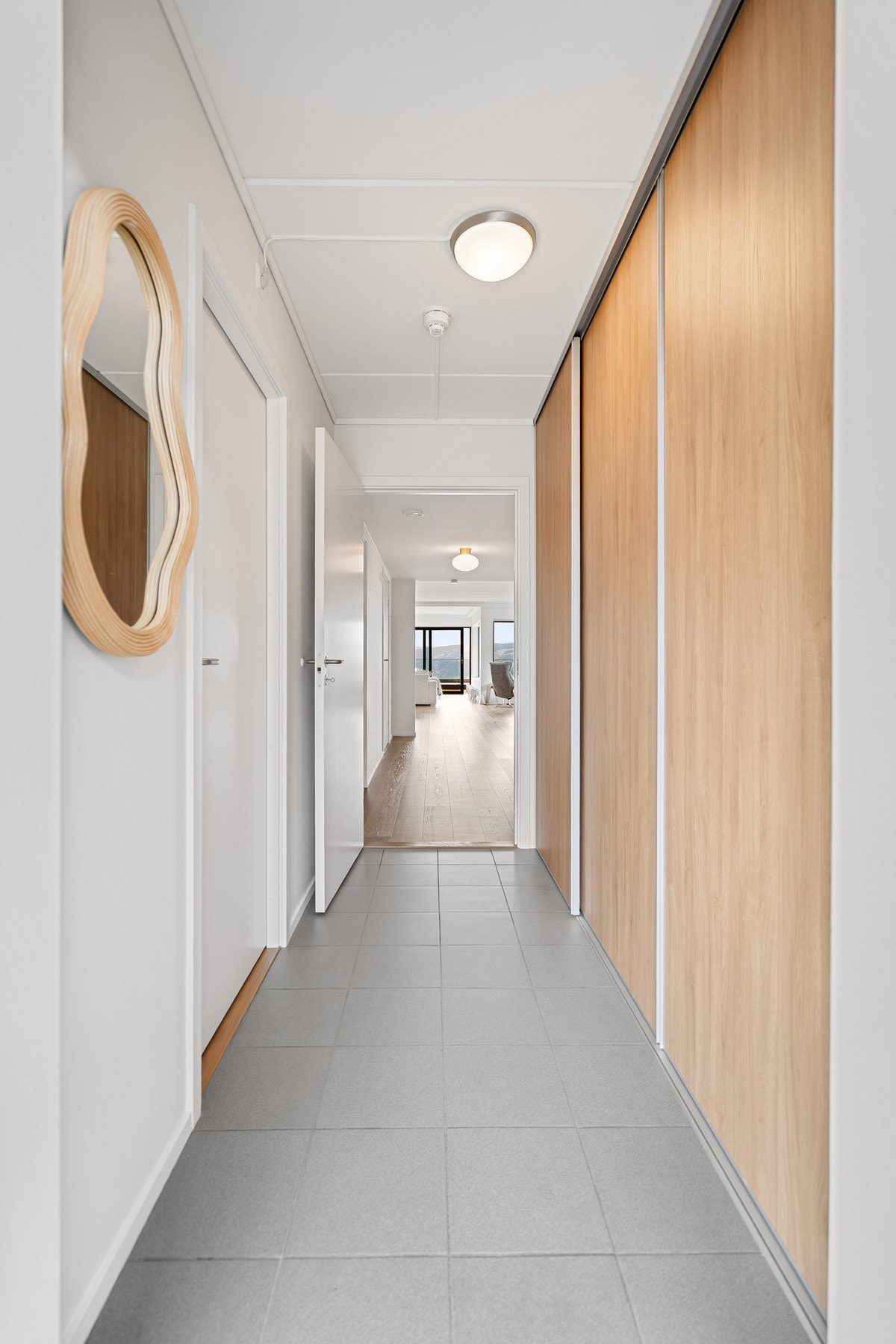 Romslig gang med skyvedørsgarderobe. Varme i gulv. Galleribilde