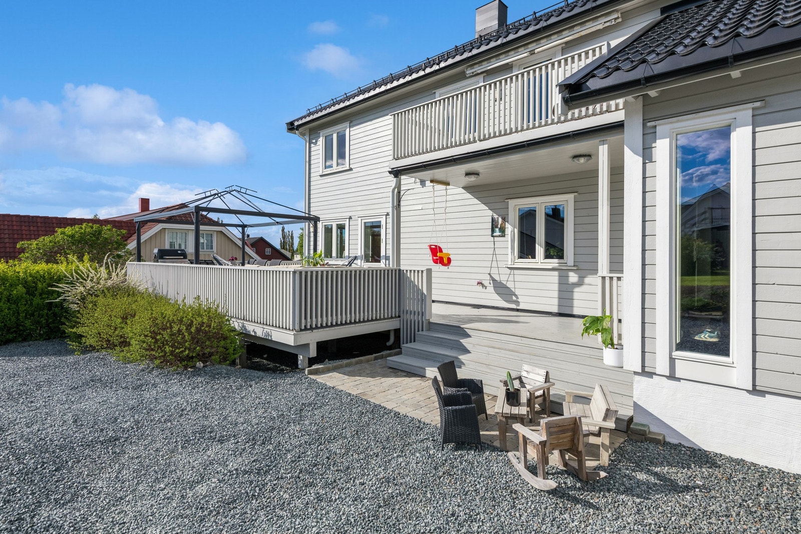 Utendørs har man god boltreplass. Galleribilde