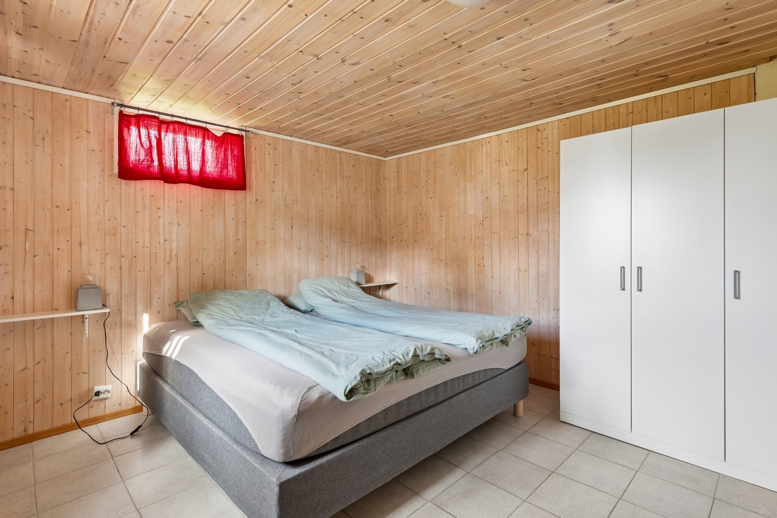 Soverom i utleiedel. Med god plass til garderobe og dobbeltseng. Galleribilde