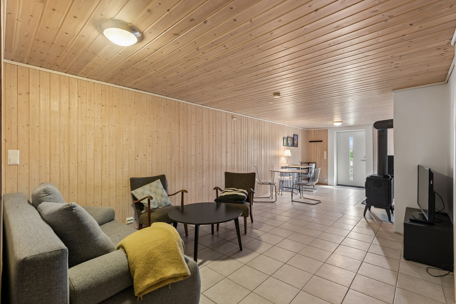 Stue i utleiedel med vedfyring. Galleribilde