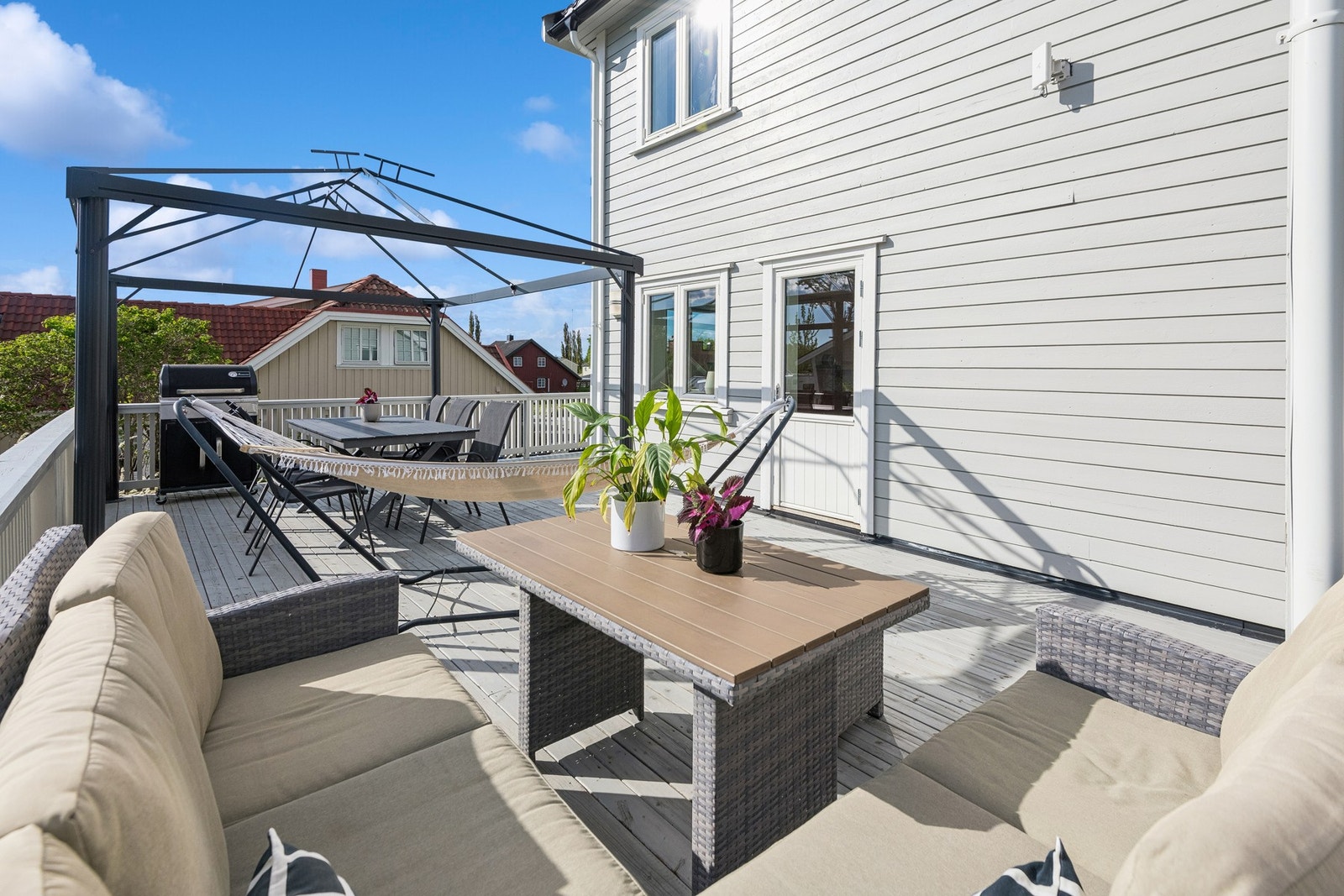 Romslig veranda med god plass til hagemøbler. Galleribilde