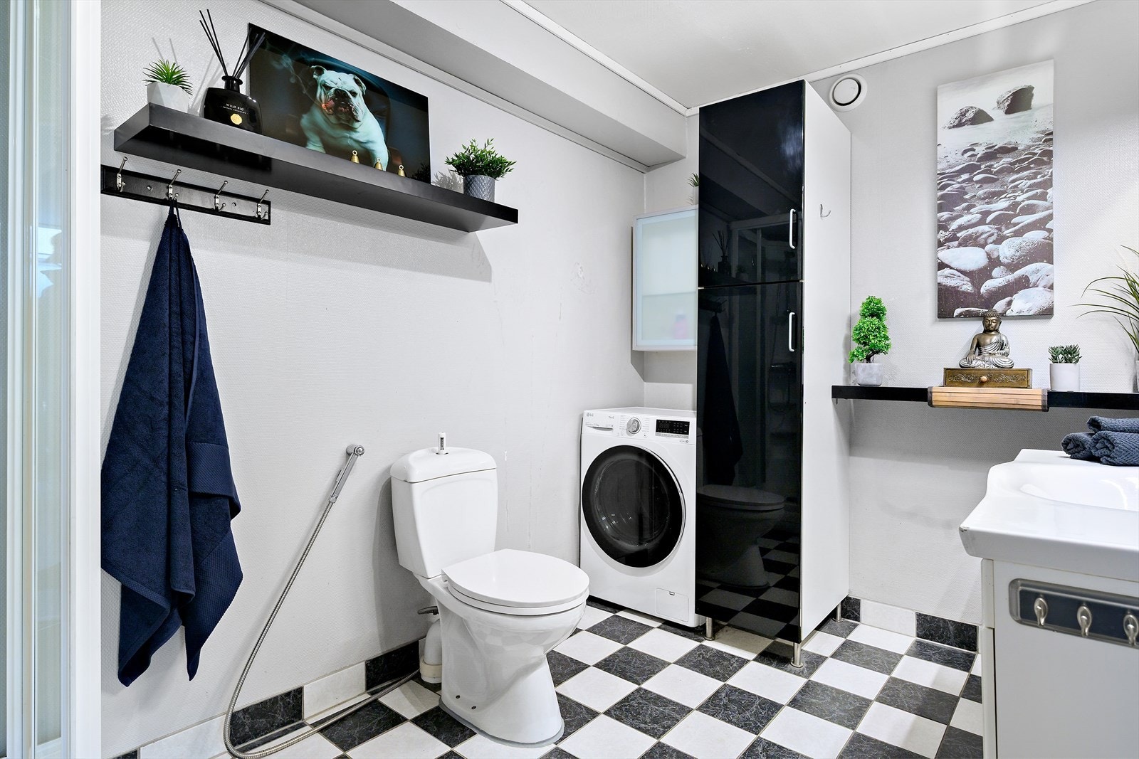Badet har opplegg og plass for vaskemaskin. Galleribilde