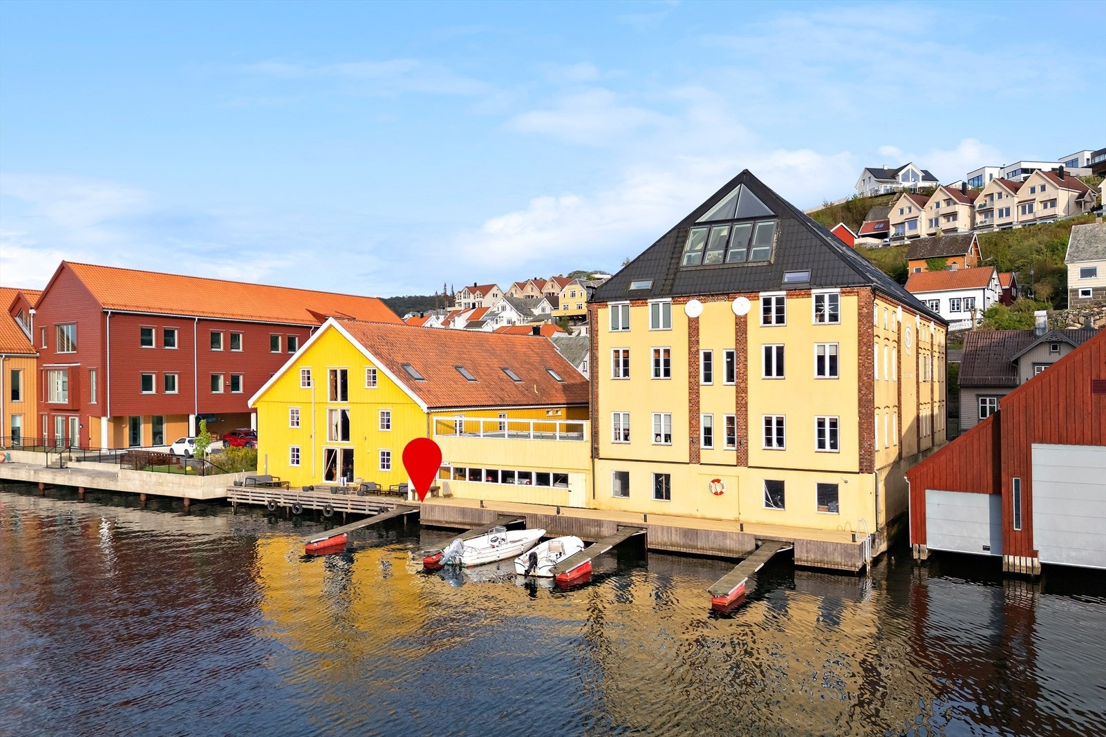 Bygget ligger helt i sjøkanten. Med leiligheten følger bruksrett til båtplass. Galleribilde