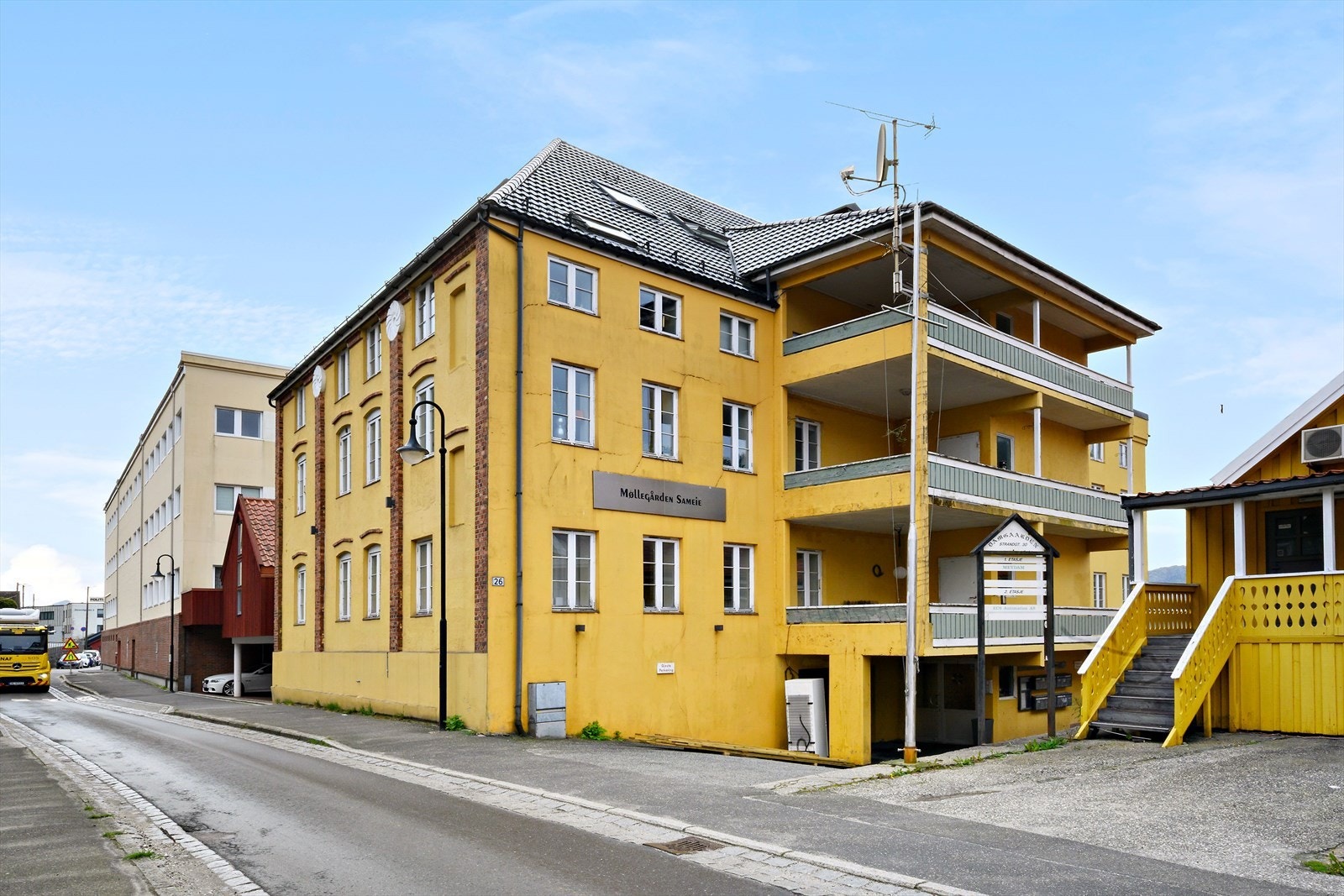 Det medfølger en fast parkeringsplass i felles, lukket garasjeanlegg i byggets underetasje. Galleribilde