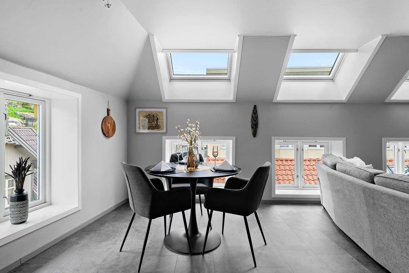 Leiligheten har en åpen stue- og kjøkkenløsning med nymalte flater. Takvinduer med 3-lags glass, skiftet i 2021, gir rikelig med dagslys. Galleribilde