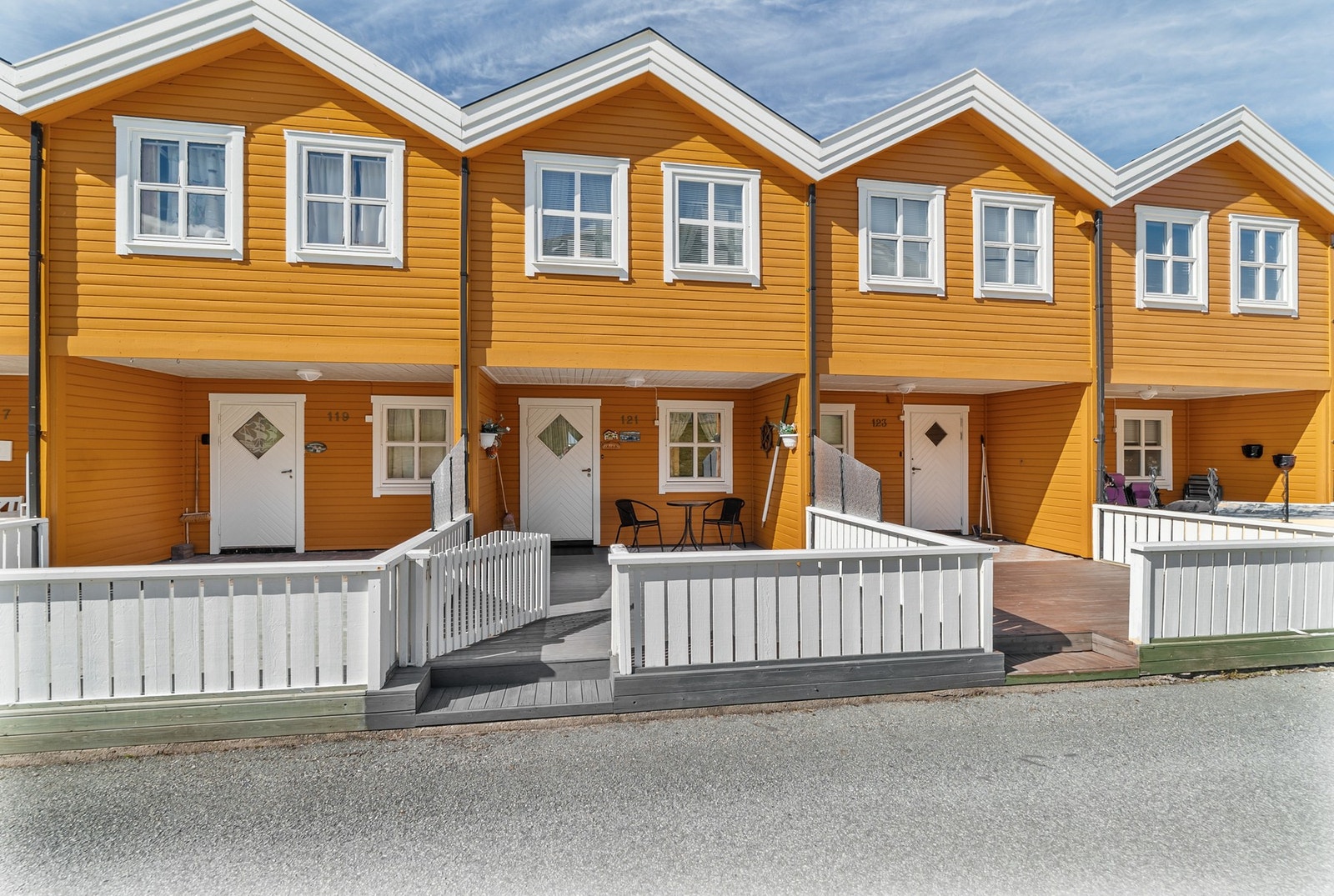 Fritidsbolig i rekkehus over to plan, med uteplasser ved inngangspartiet og i andre etasje. Galleribilde