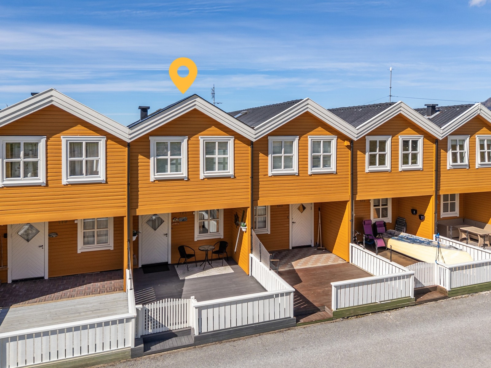 Fasade adkomst med biloppstillingsplass like ved sjøhuset Galleribilde