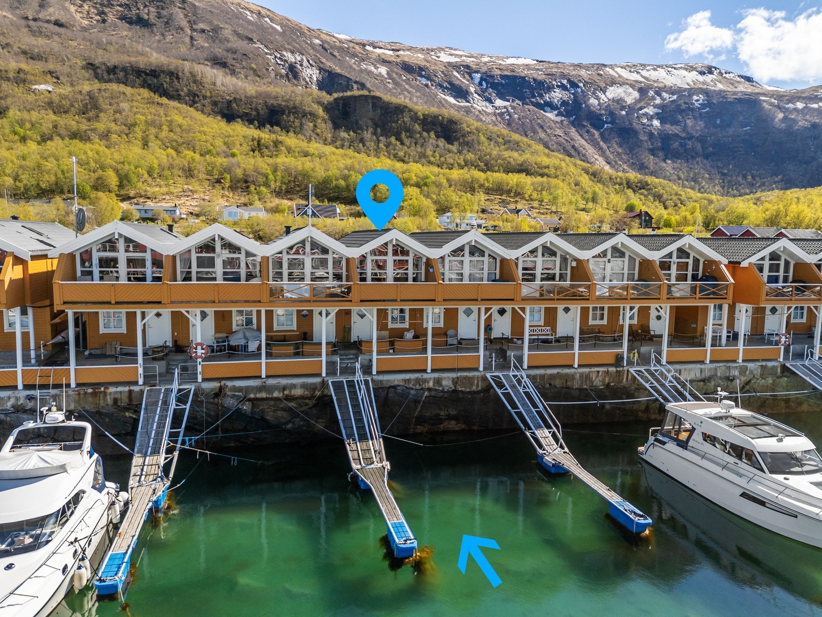 Sjøhuset ligger fint til i rekken, med båtplass rett utenfor døra Galleribilde