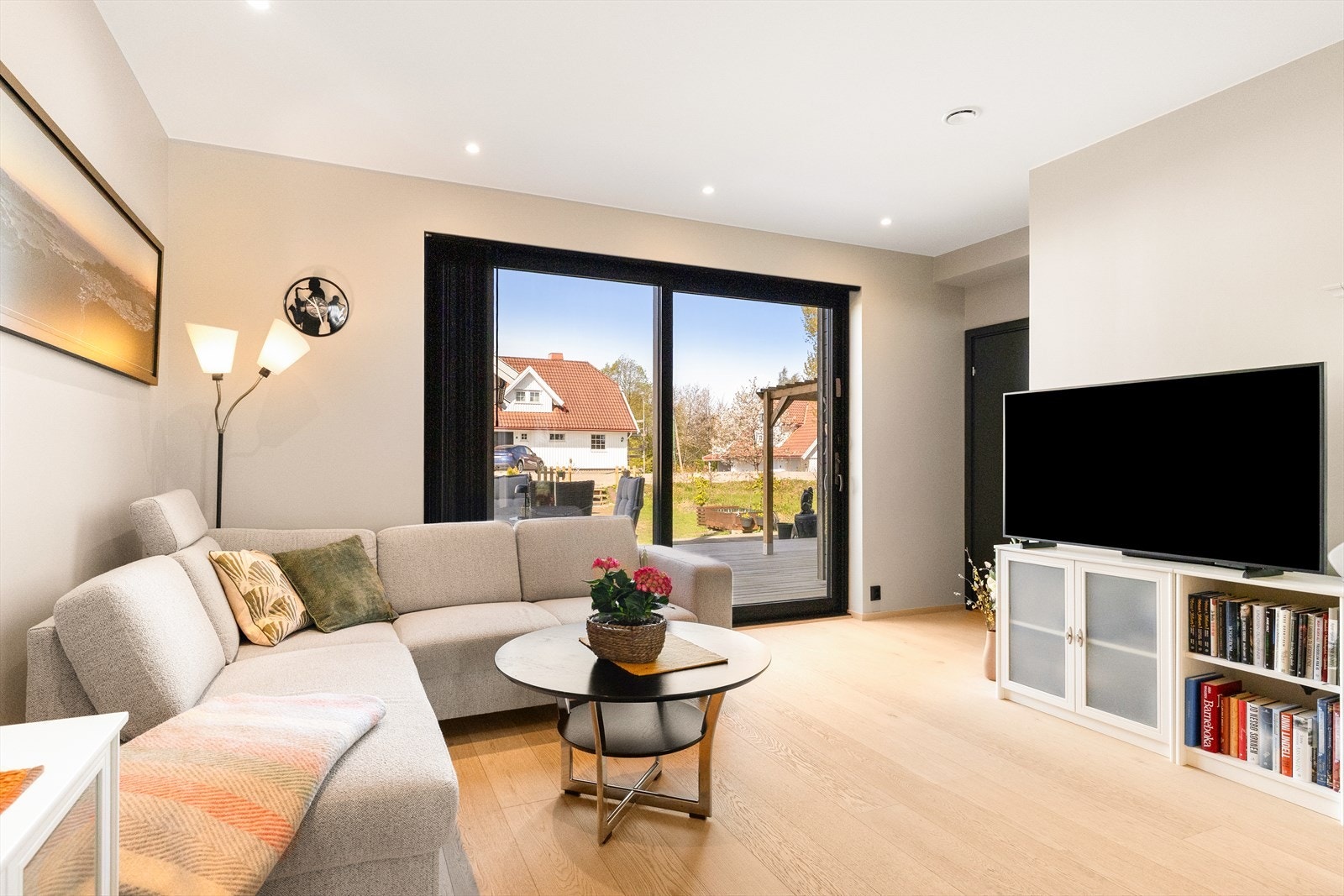 Stuen har plass til en romslig sofagruppe og en skyvedør i malt tre som åpner ut mot terrassen. Galleribilde