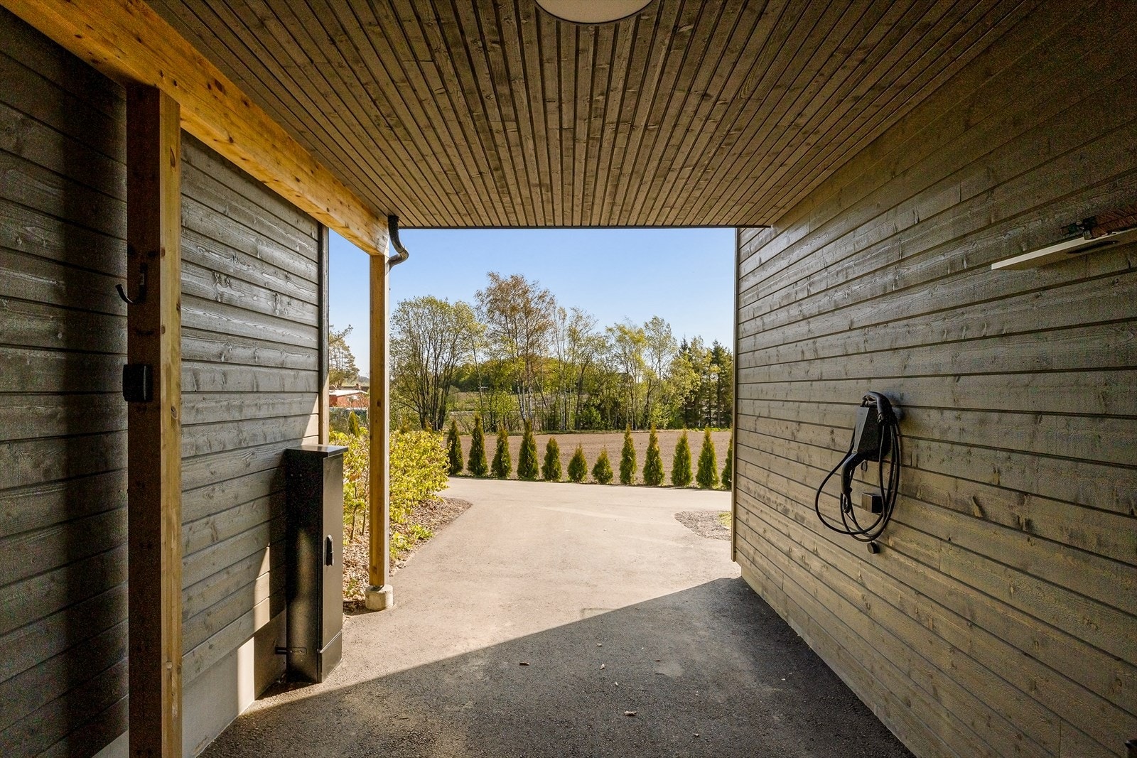 Parkering i carport. Galleribilde