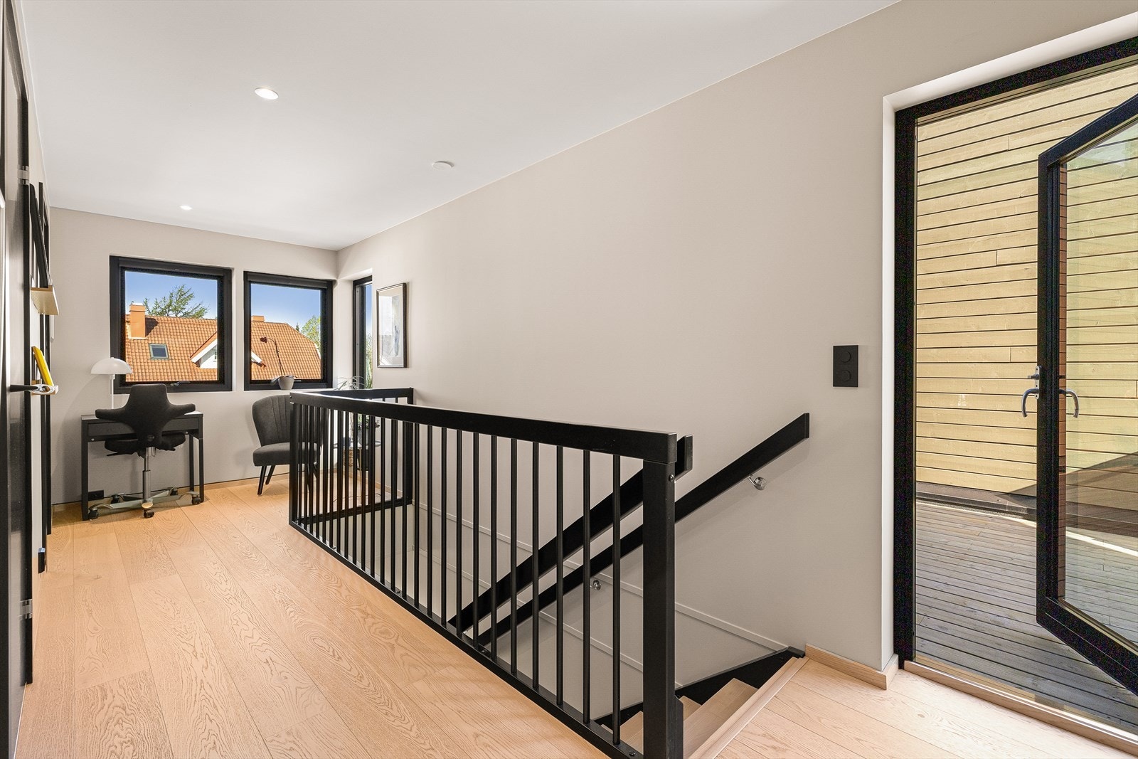 Fra gangen i andre etasje er det utgang til en stor veranda på ca. 26 m². Galleribilde