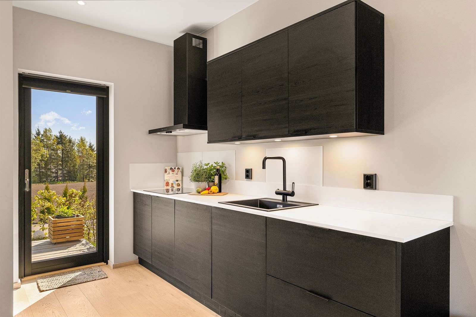 Kjøkkenventilator med kullfilter og balansert ventilasjon i hele boligen sikrer et godt inneklima. Galleribilde