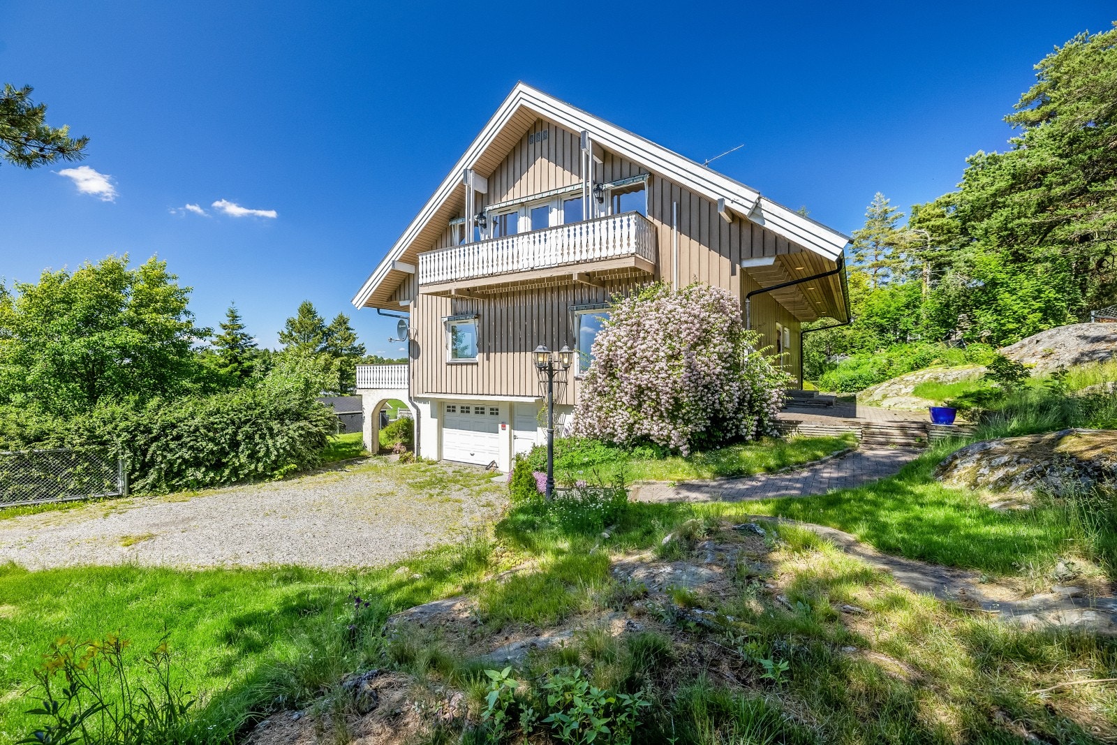 Uteområde - fotografert en tidligere sommer. Galleribilde