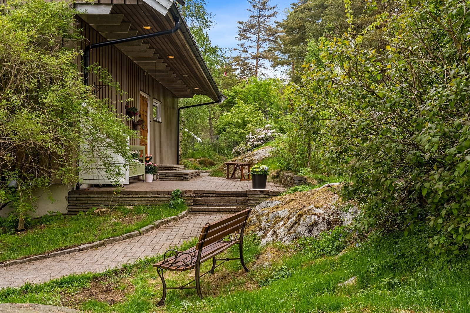 Frodig og hyggelig uteområde. Galleribilde