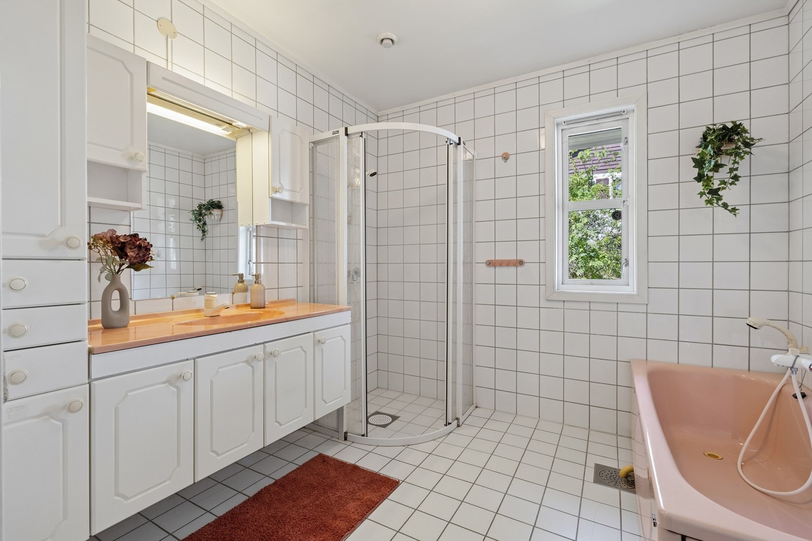 Boligen har 2 baderom av eldre standard. Det største baderommet har både dusj og badekar, og er lokalisert i tilknytning til soverommene. Galleribilde