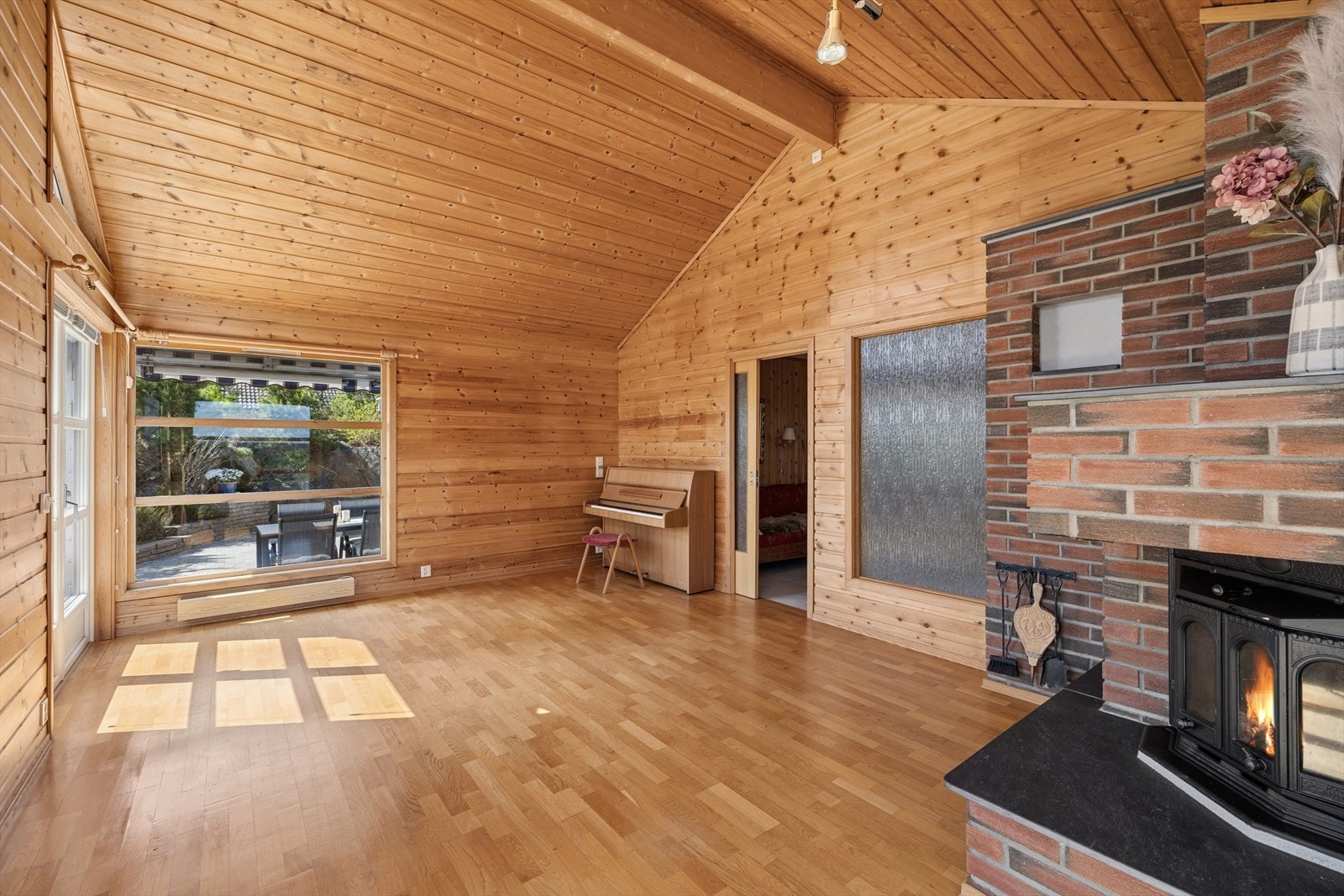 Stuen har flere møbleringsmuligheter med god plass til både sofagruppe, spisestue og annet ønskelig møblement. Galleribilde